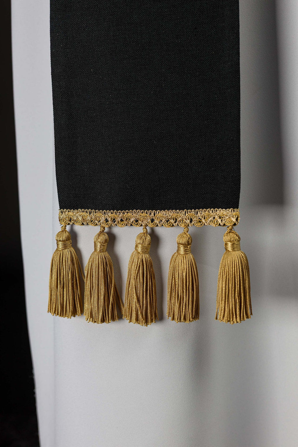 Stuła haftowana z motywem IHS czarna - ORNATY.PL