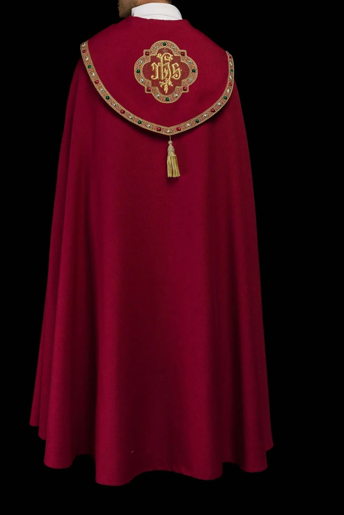 Cape liturgique rouge avec IHS doré