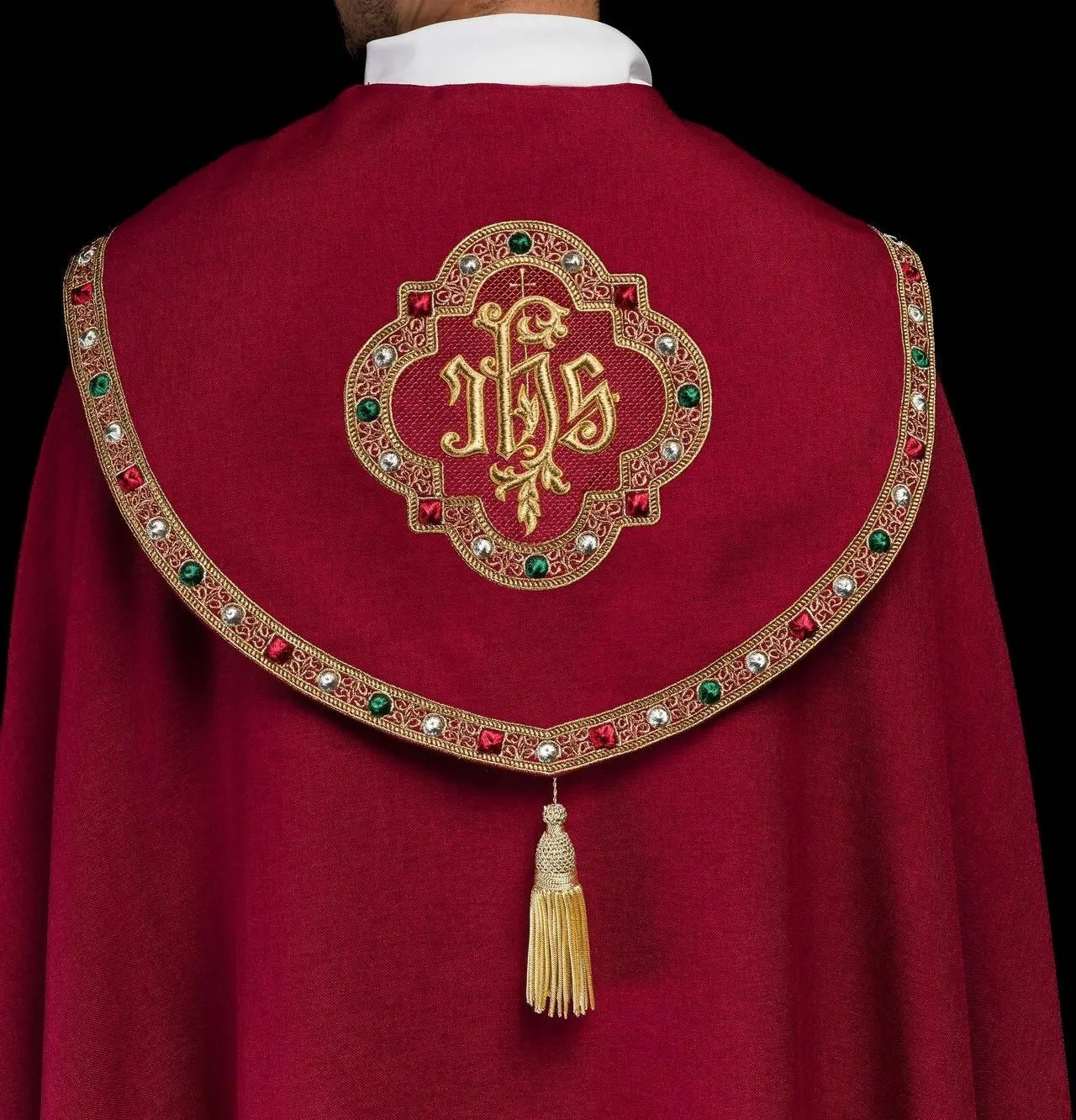 Cape liturgique rouge avec IHS doré