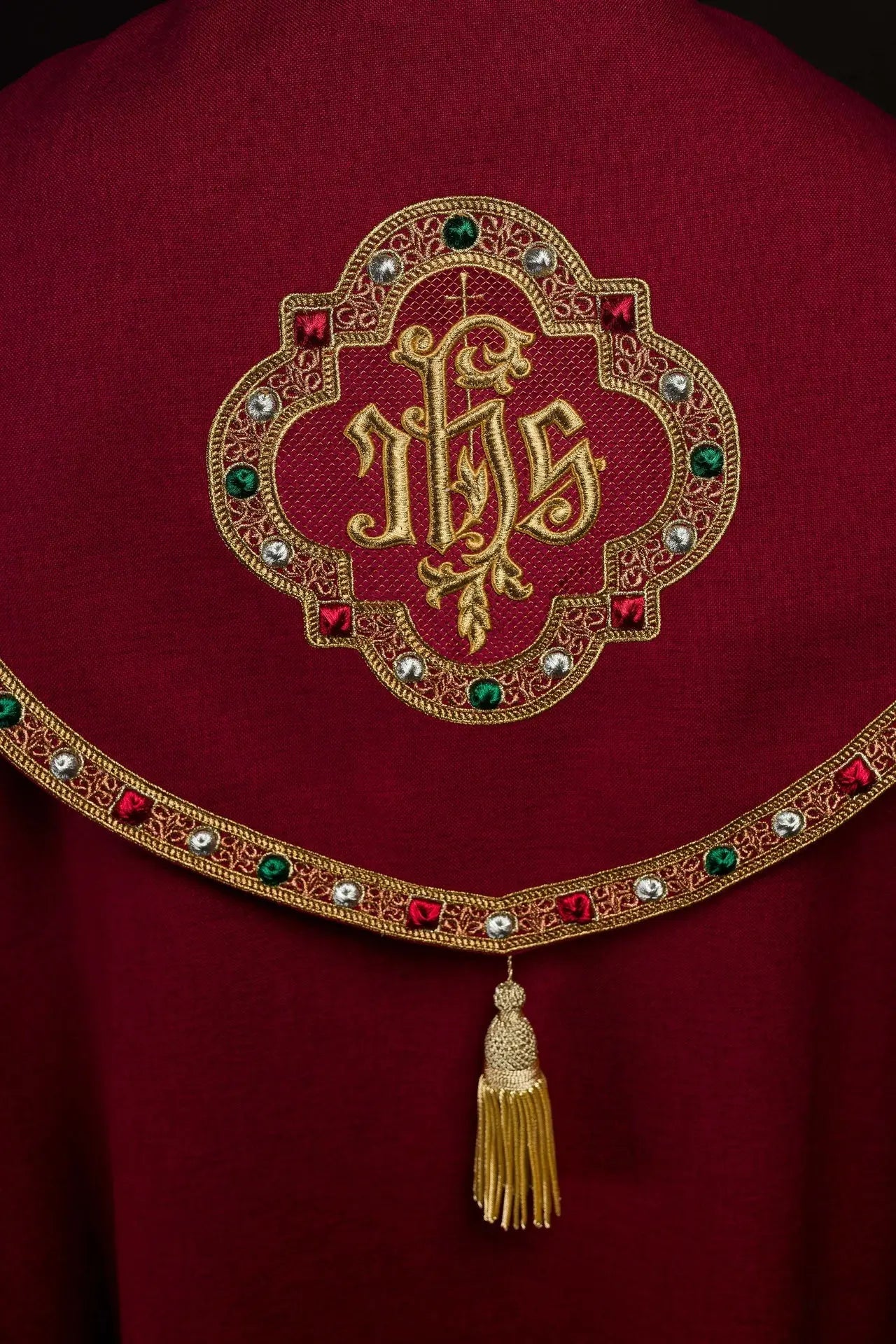 Cape liturgique rouge avec IHS doré
