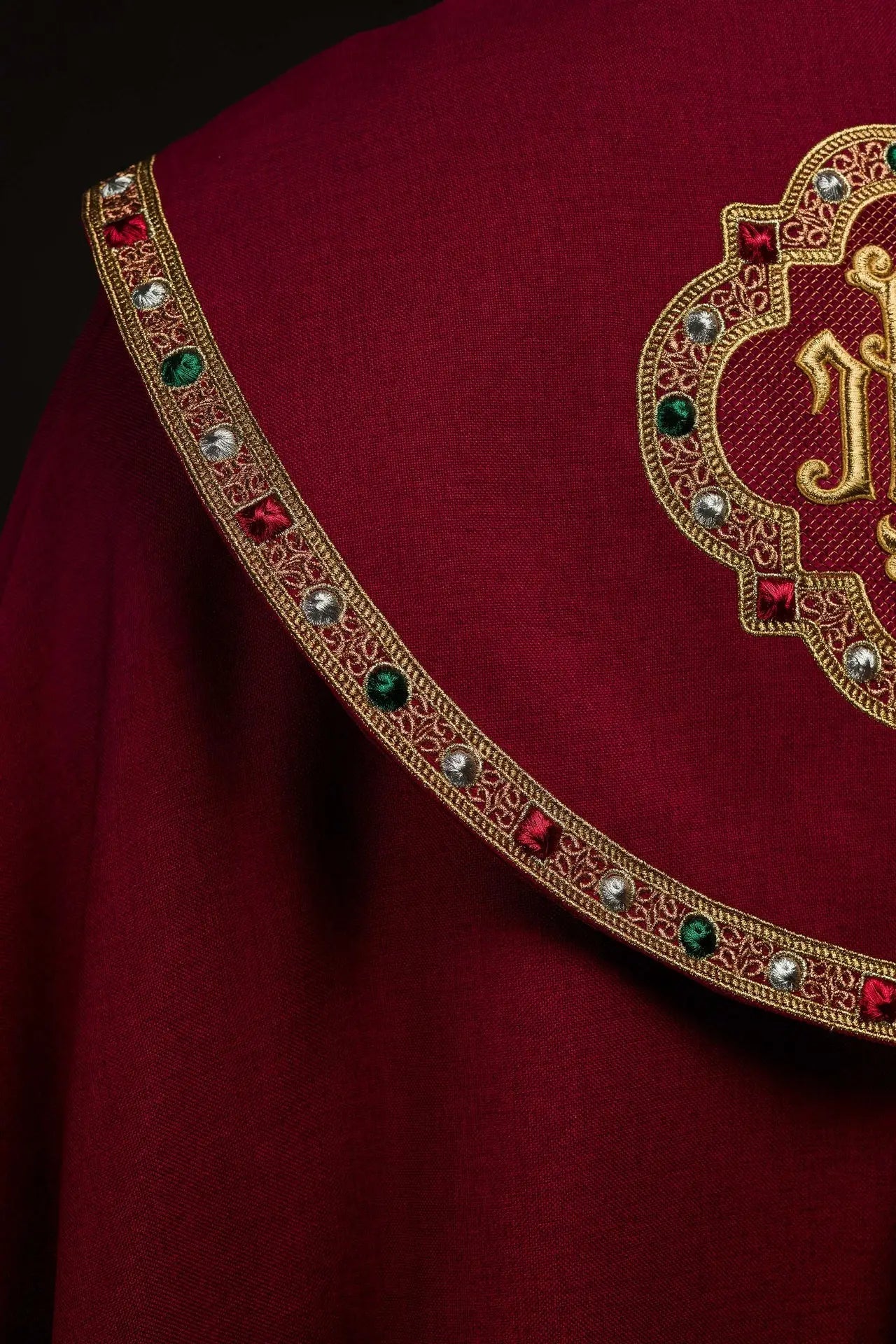 Cape liturgique rouge avec IHS doré