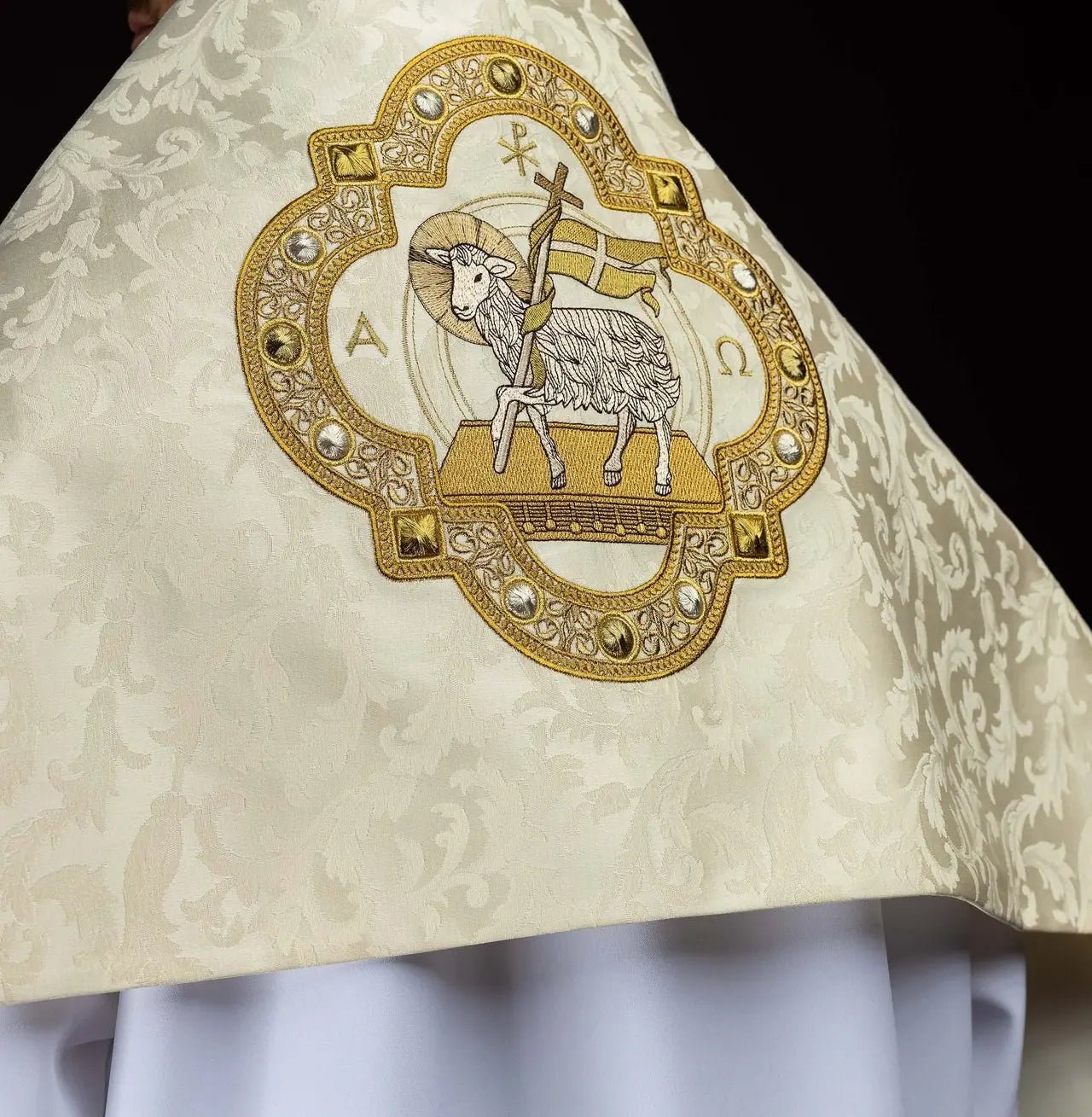 Voile huméral écru avec broderie de l'Agneau pascal