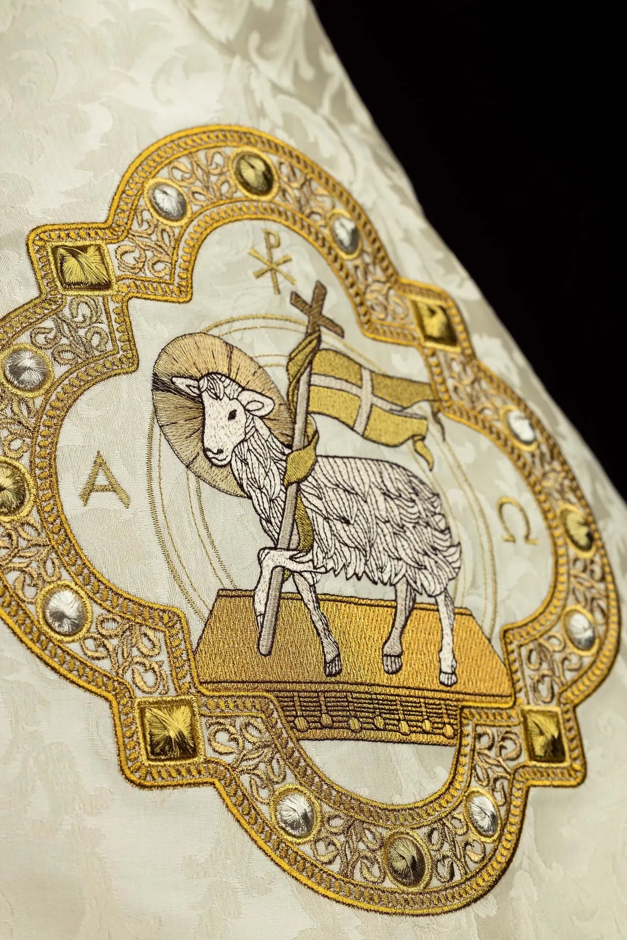 Voile huméral écru avec broderie de l'Agneau pascal