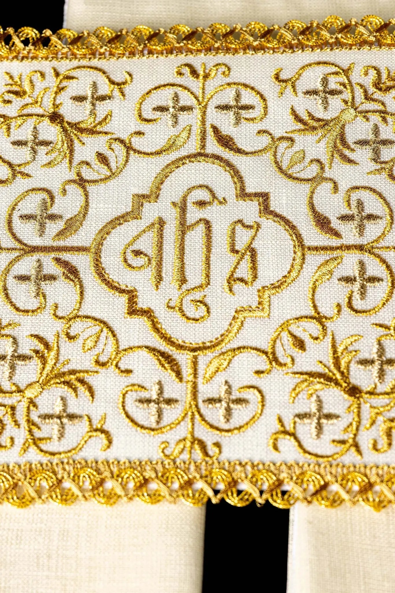 Ensemble de calice en lin richement décoré avec croix et broderie JHS