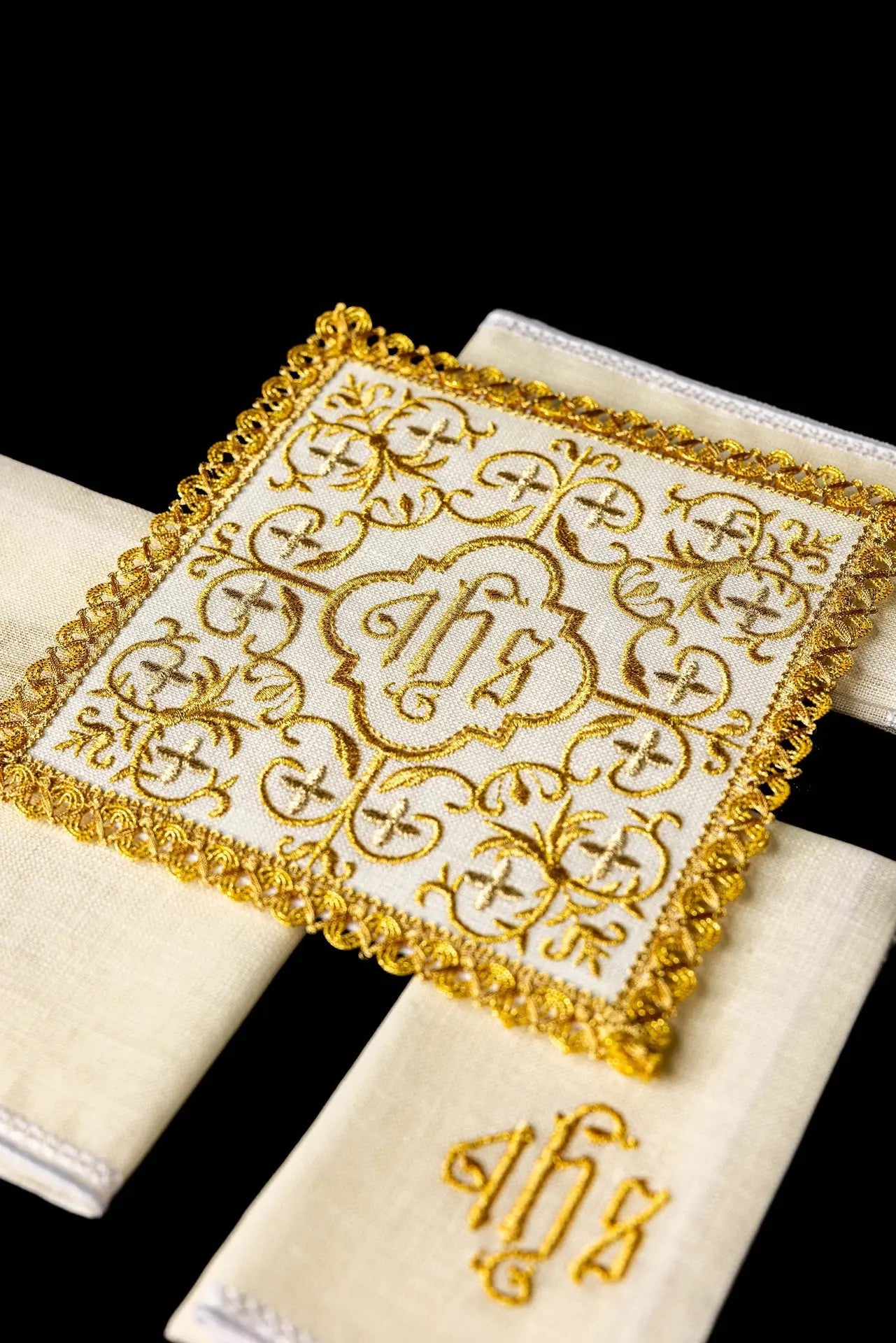 Ensemble de calice en lin richement décoré avec croix et broderie JHS