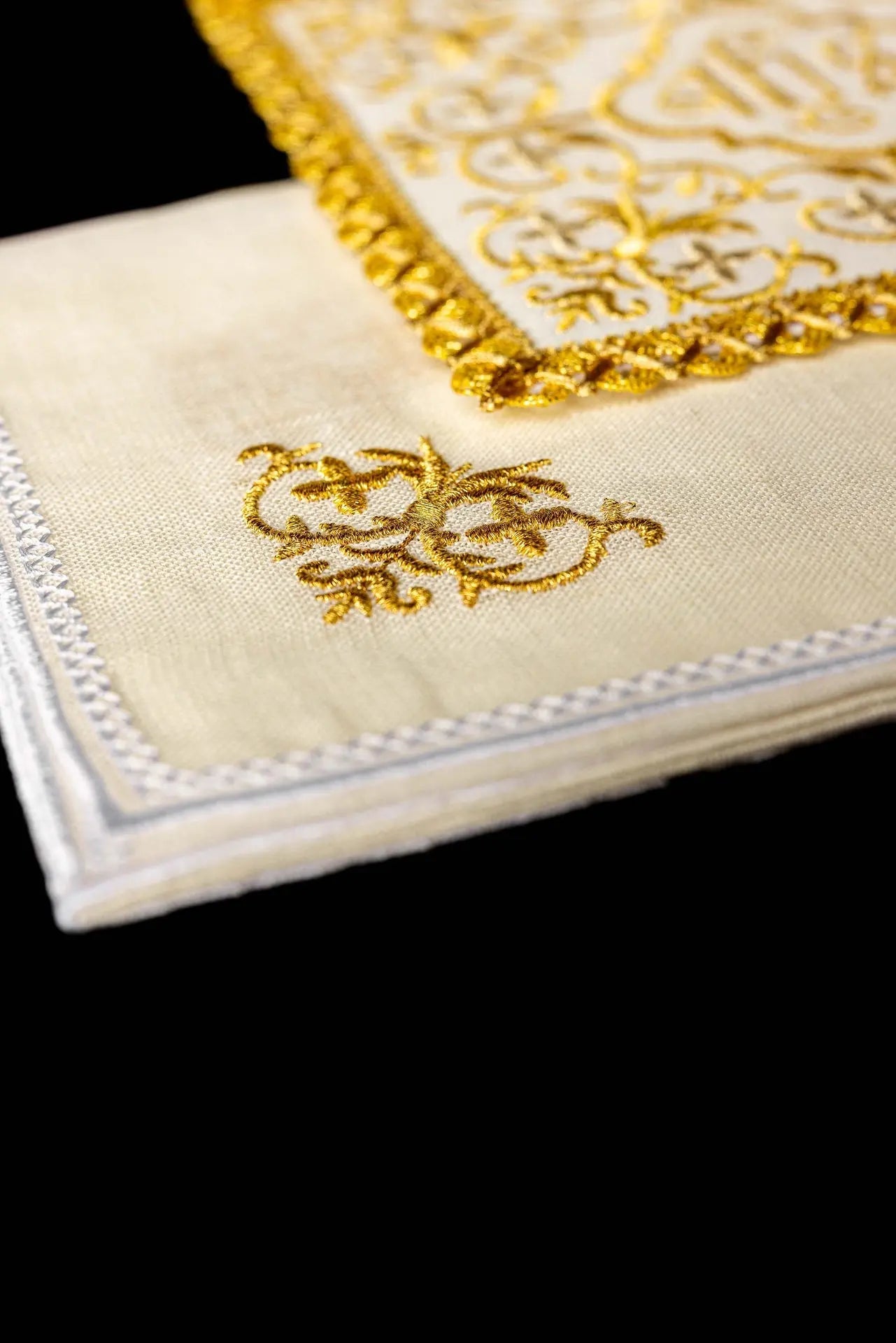 Ensemble de calice en lin richement décoré avec croix et broderie JHS