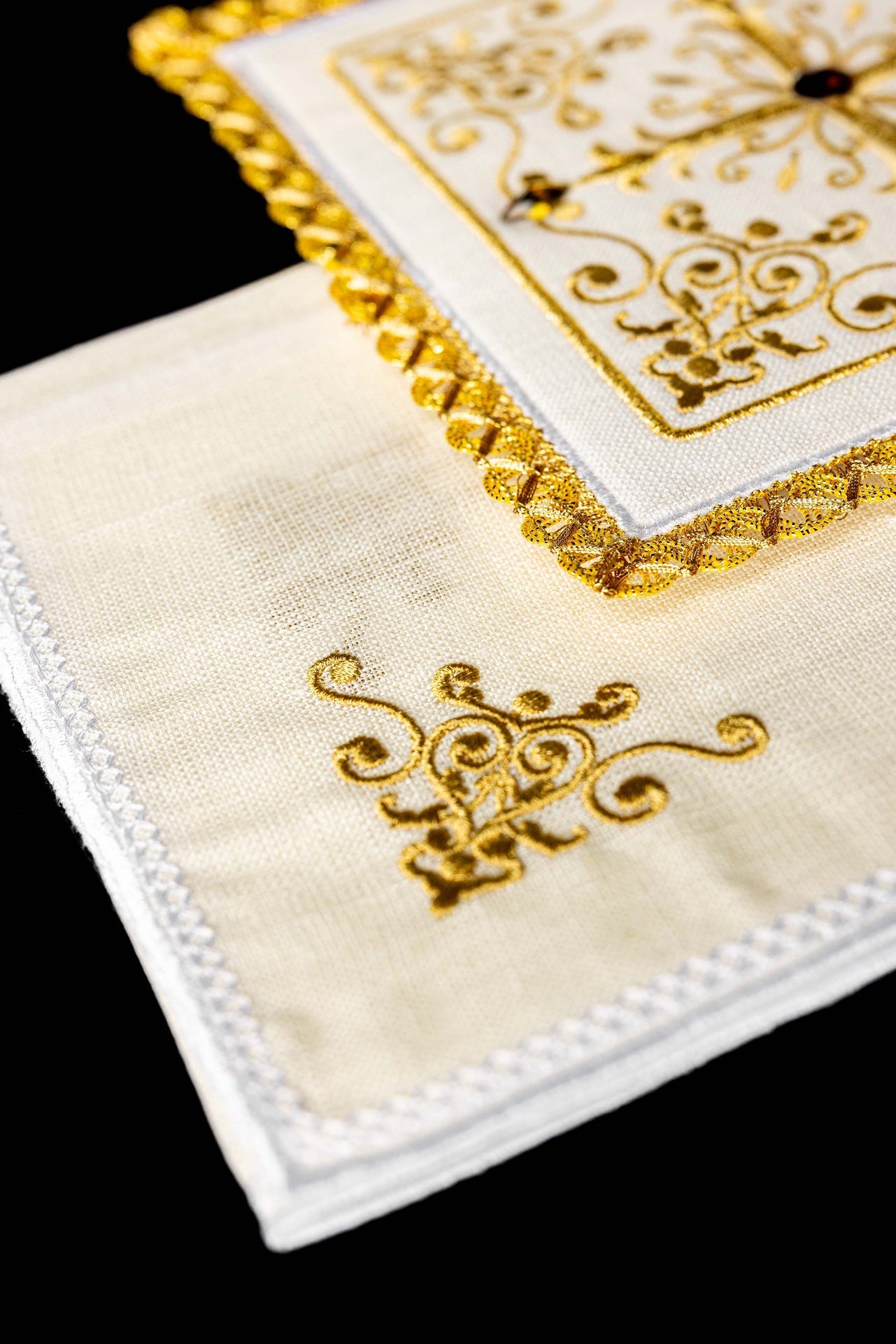 Bogato zdobiony lniany komplet kielichowy z haftem krzyża - ORNATY.PL