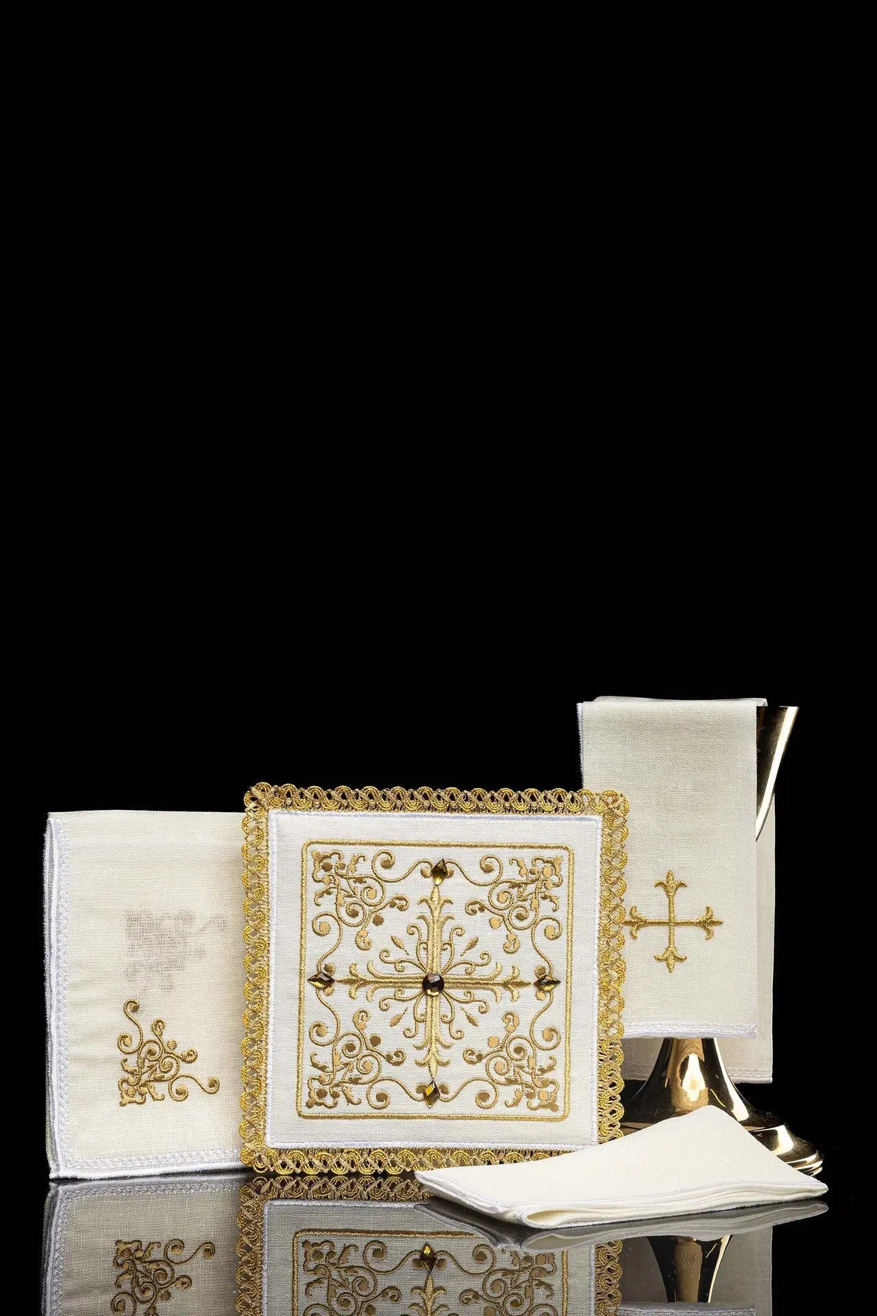 Ensemble de linge richement décoré pour calice avec broderie de croix