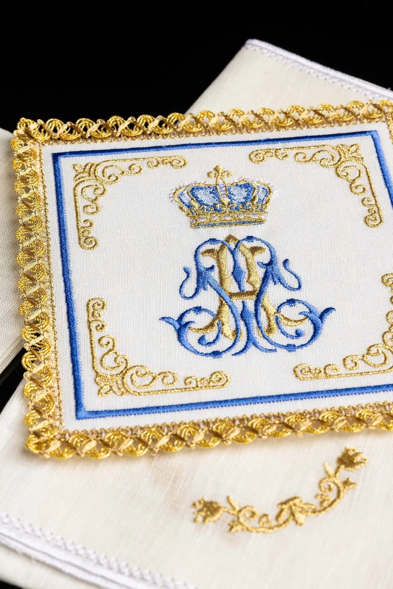Ensemble de linge de calice avec broderie au motif marial