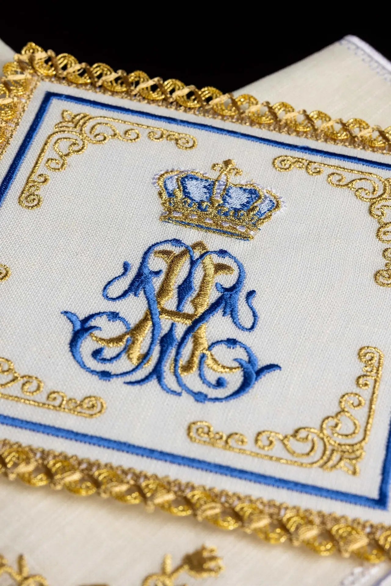 Ensemble de linge de calice avec broderie au motif marial