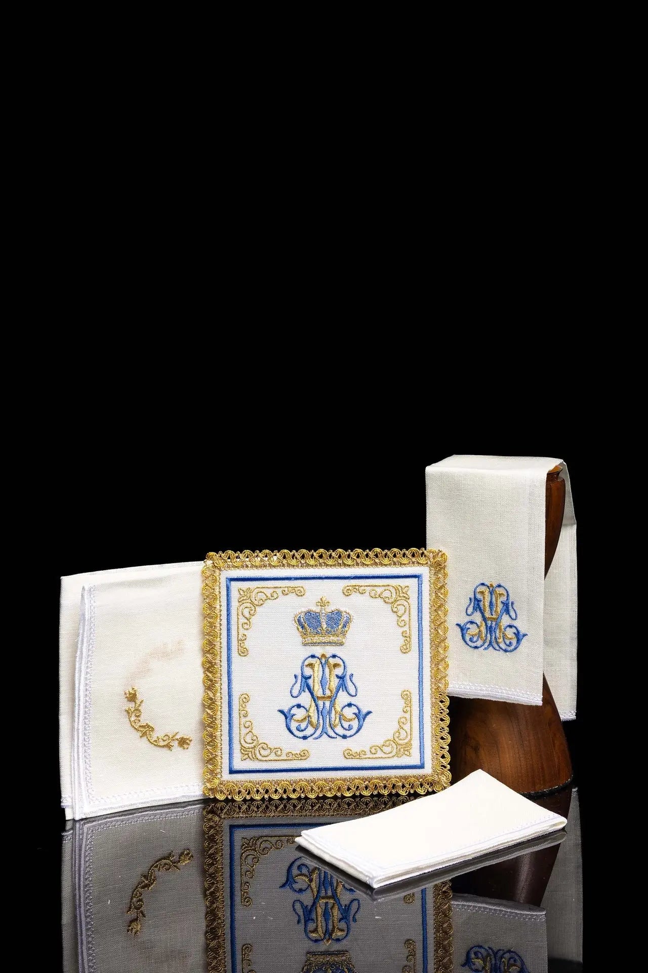 Ensemble de linge de calice avec broderie au motif marial