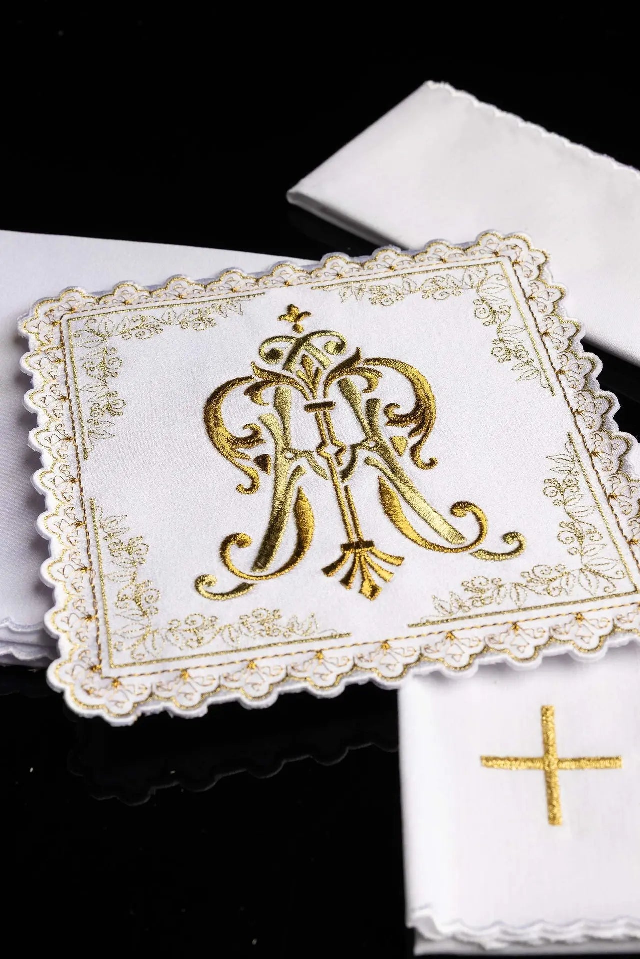 Ensemble de calice liturgique avec motif marial brodé en or