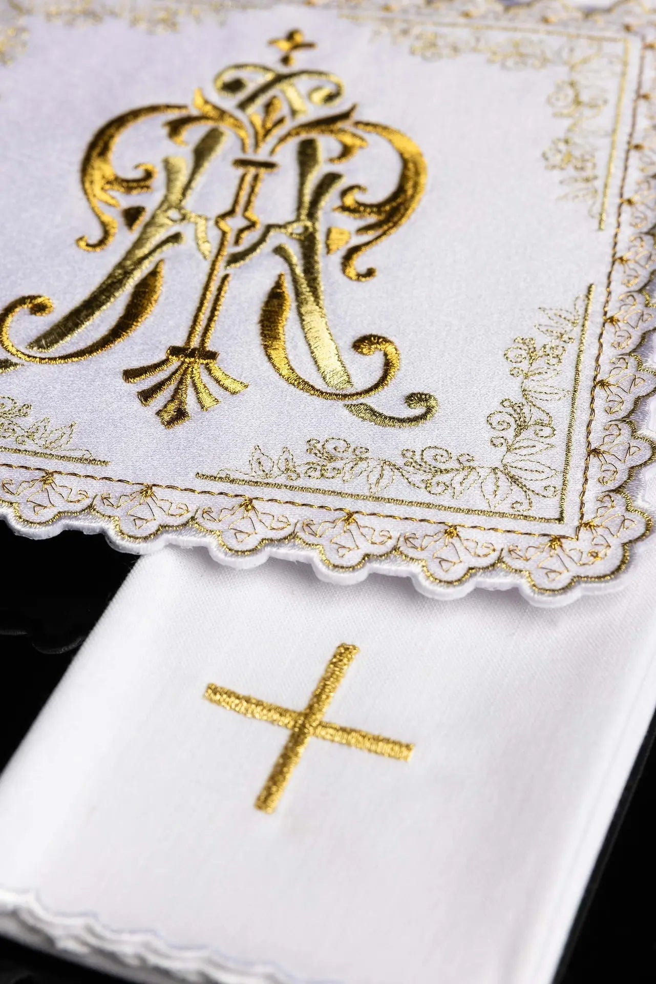 Ensemble de calice liturgique avec motif marial brodé en or