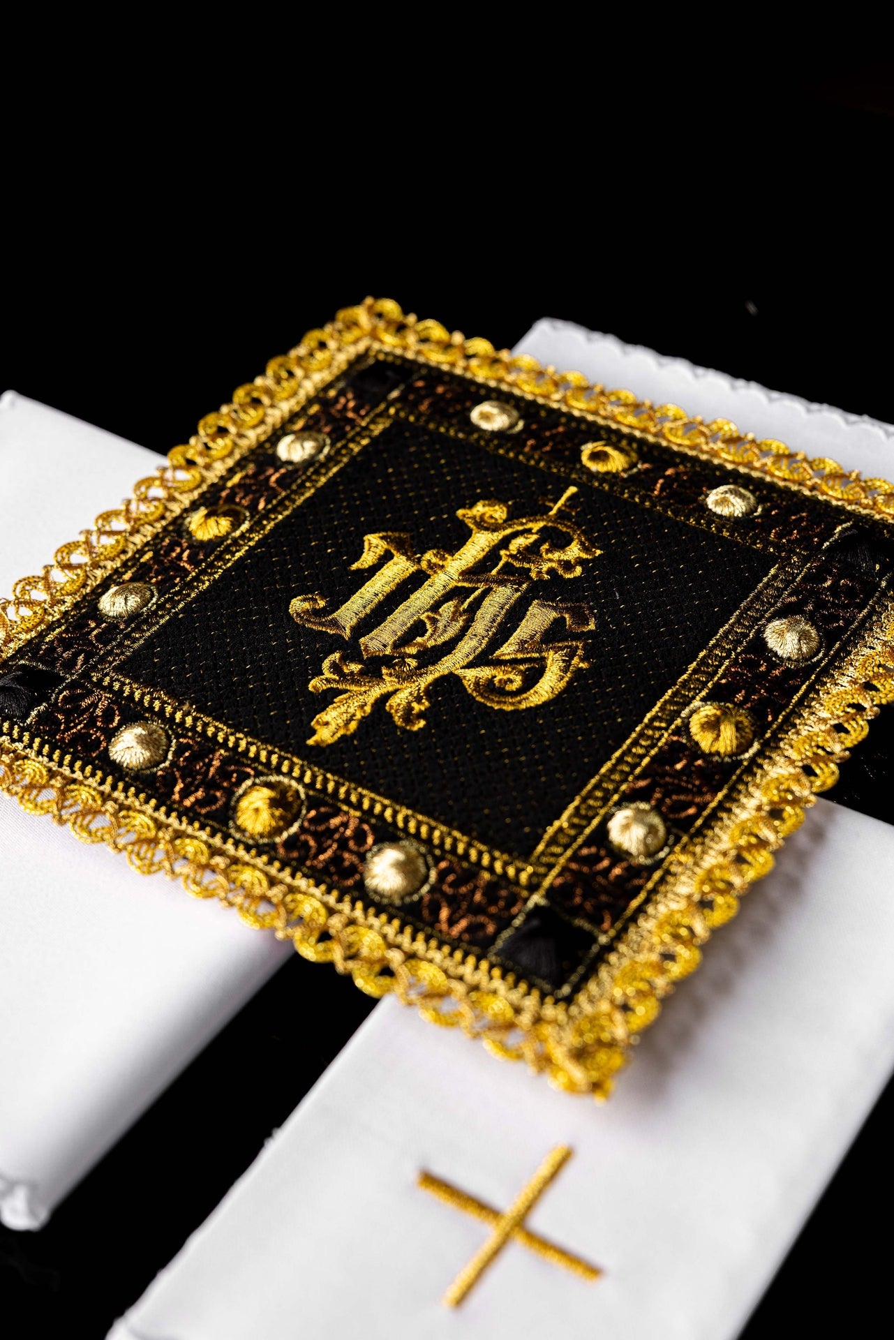 Ensemble de calice en velours de couleur noire avec symbole IHS brodé