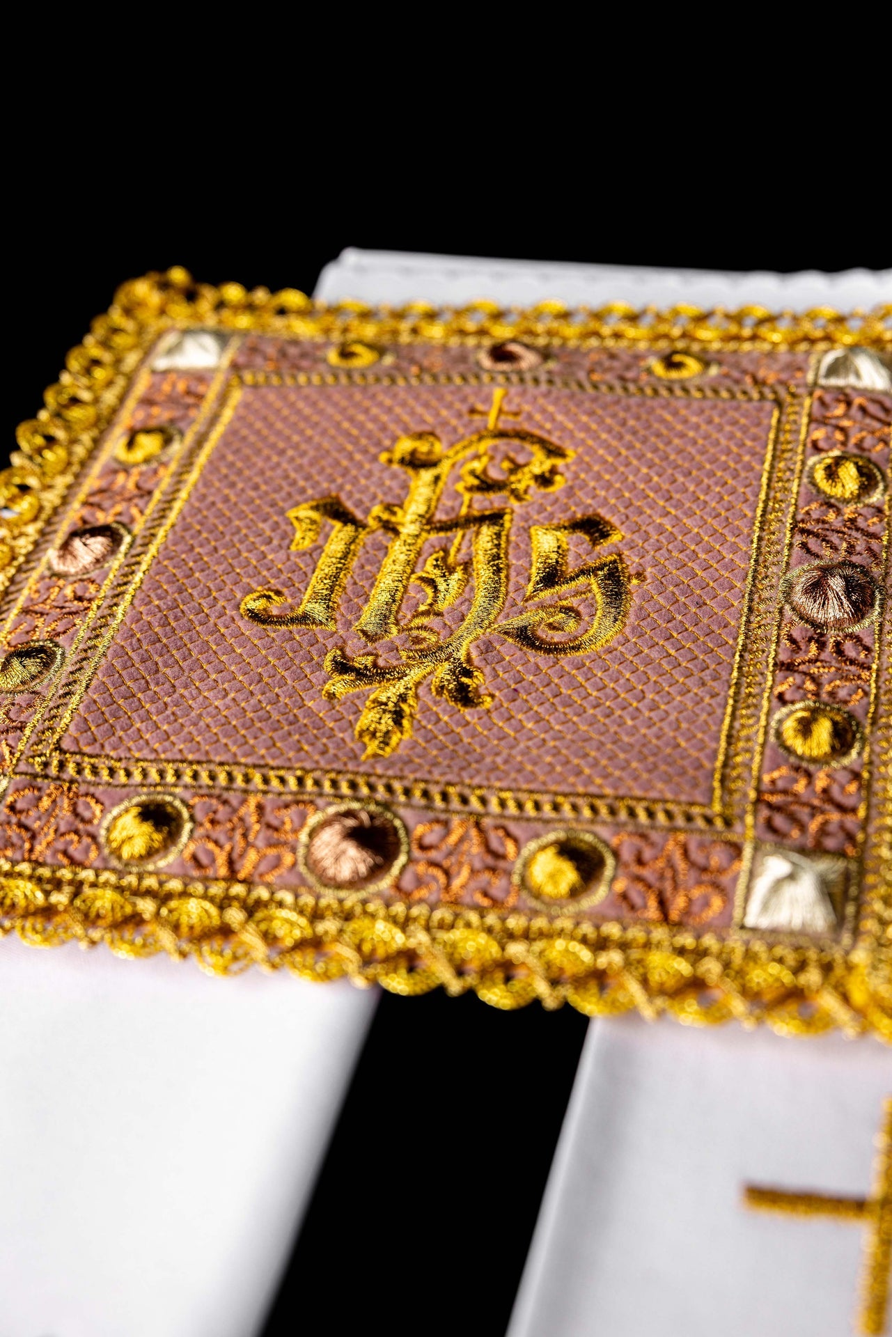 Ensemble en lin rose velours pour calice avec symbole IHS brodé