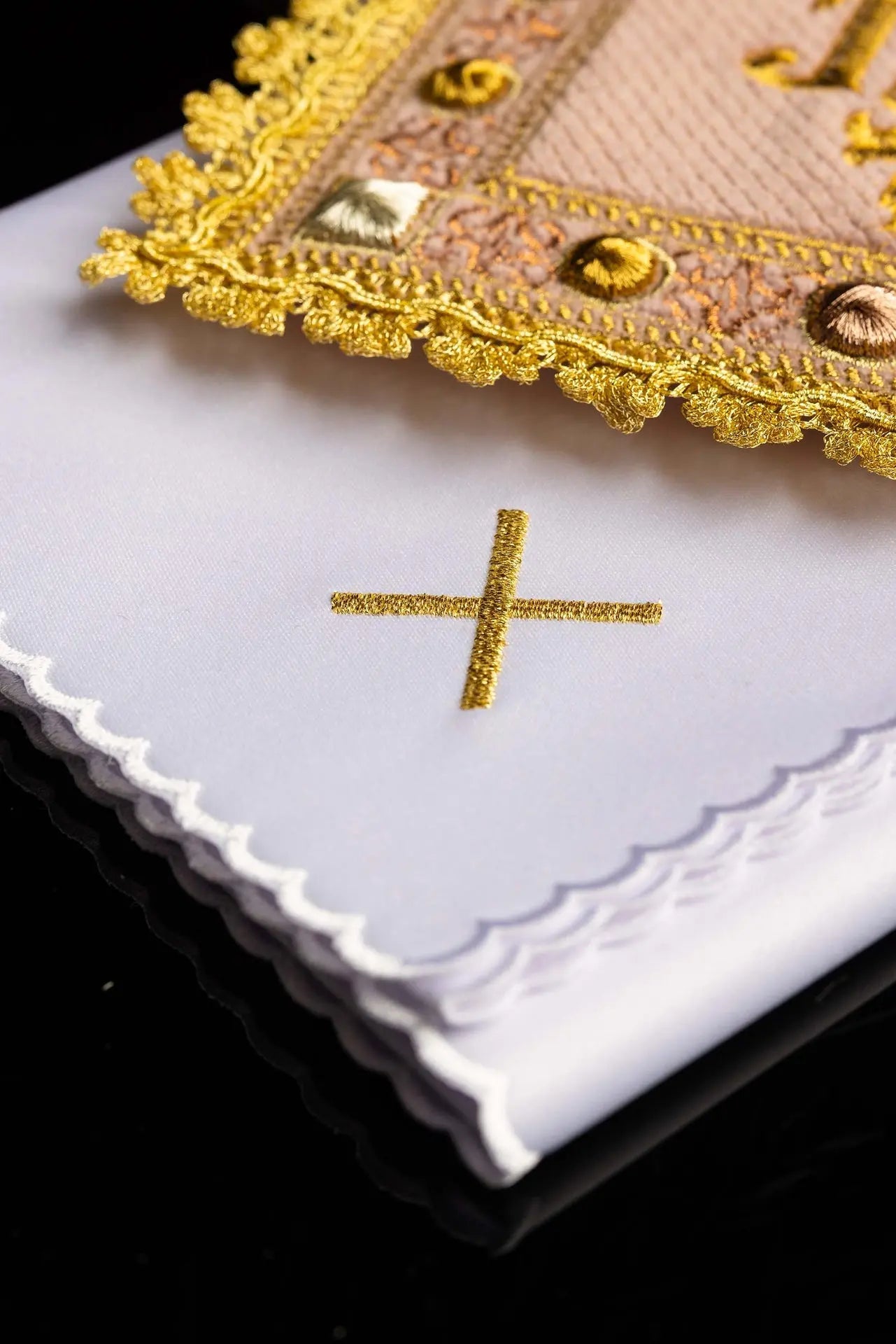 Ensemble en lin rose velours pour calice avec symbole IHS brodé