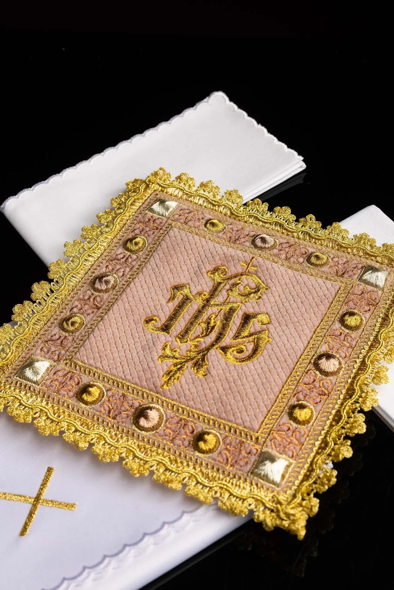 Ensemble en lin rose velours pour calice avec symbole IHS brodé