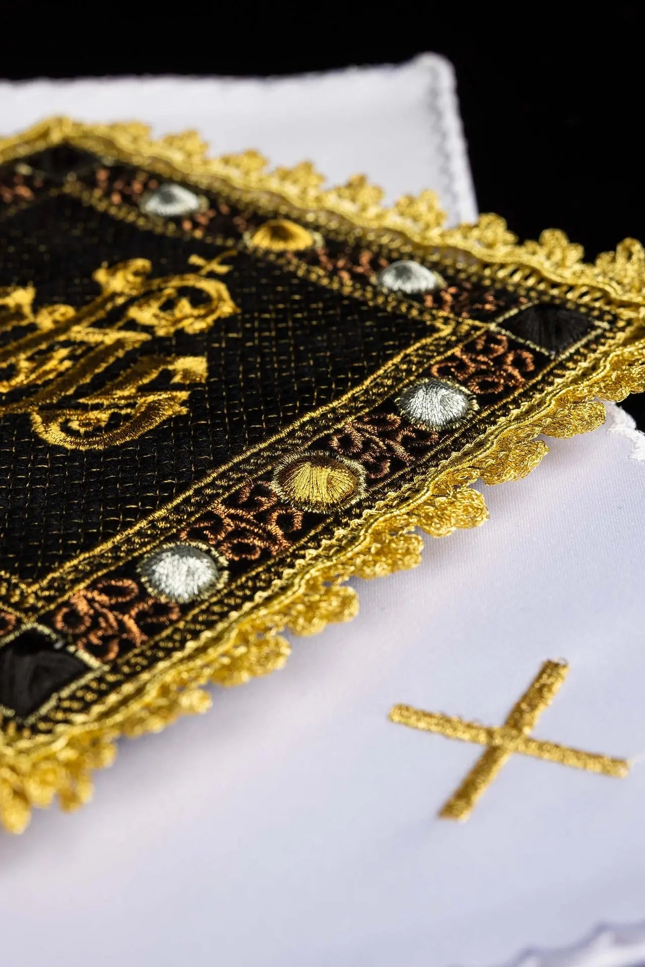 Un ensemble de linge de calice en velours noir avec un symbole IHS brodé