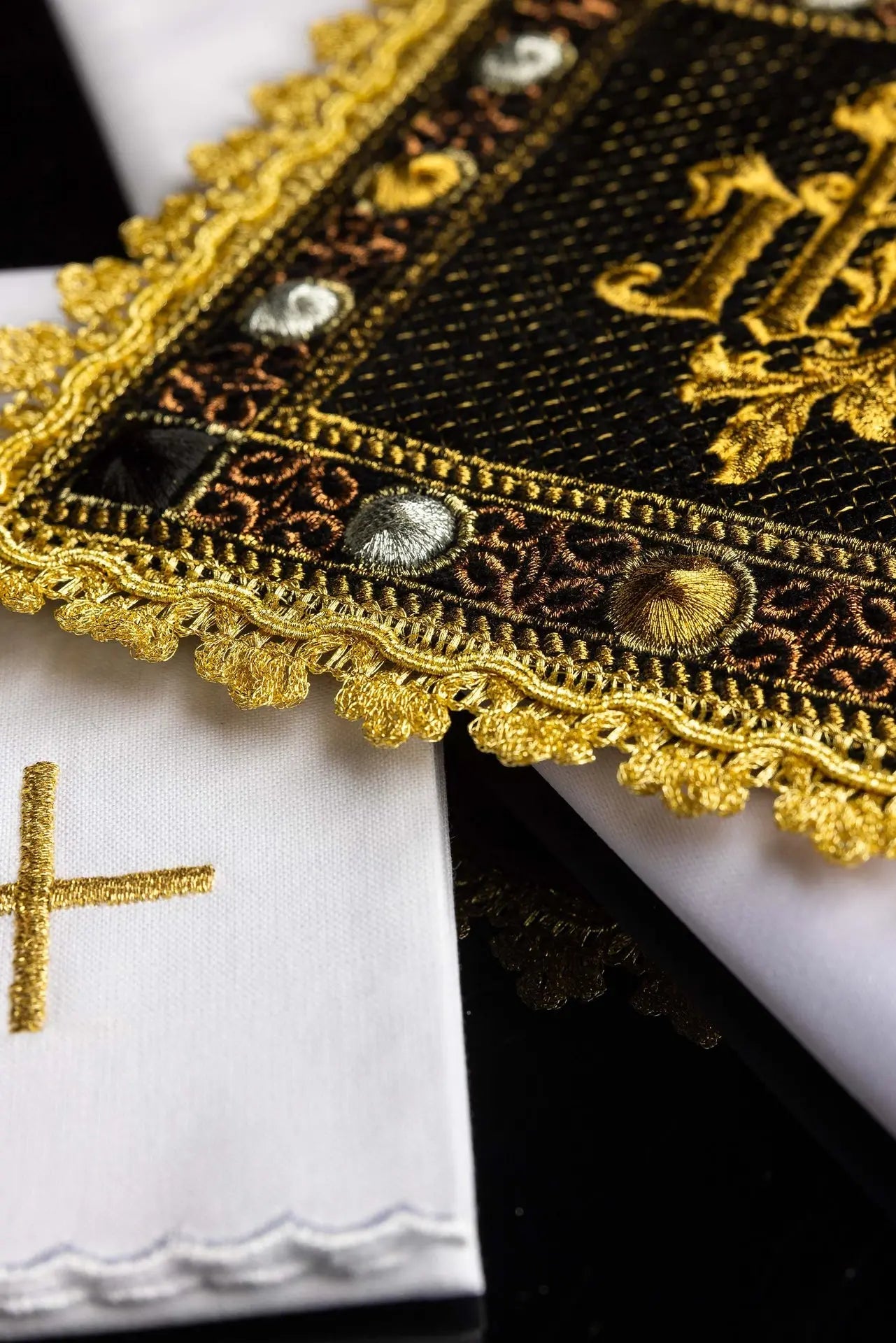 Un ensemble de linge de calice en velours noir avec un symbole IHS brodé