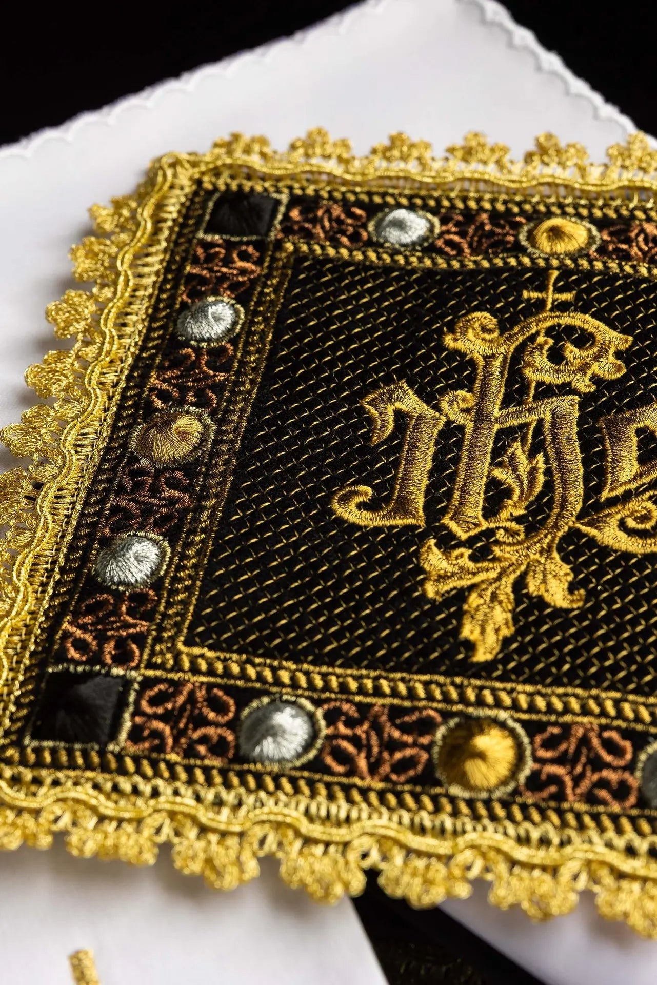 Un ensemble de linge de calice en velours noir avec un symbole IHS brodé