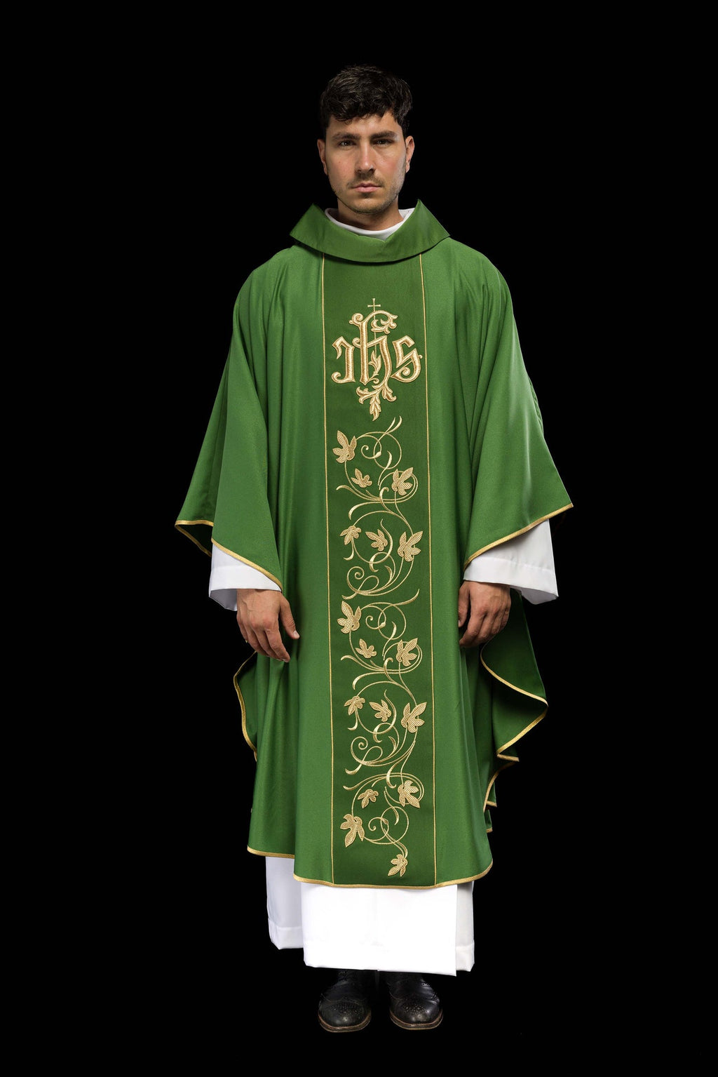 Zielony ornat liturgiczny z bogato zdobionym pasem motywem florystycznym i IHS - ORNATY.PL