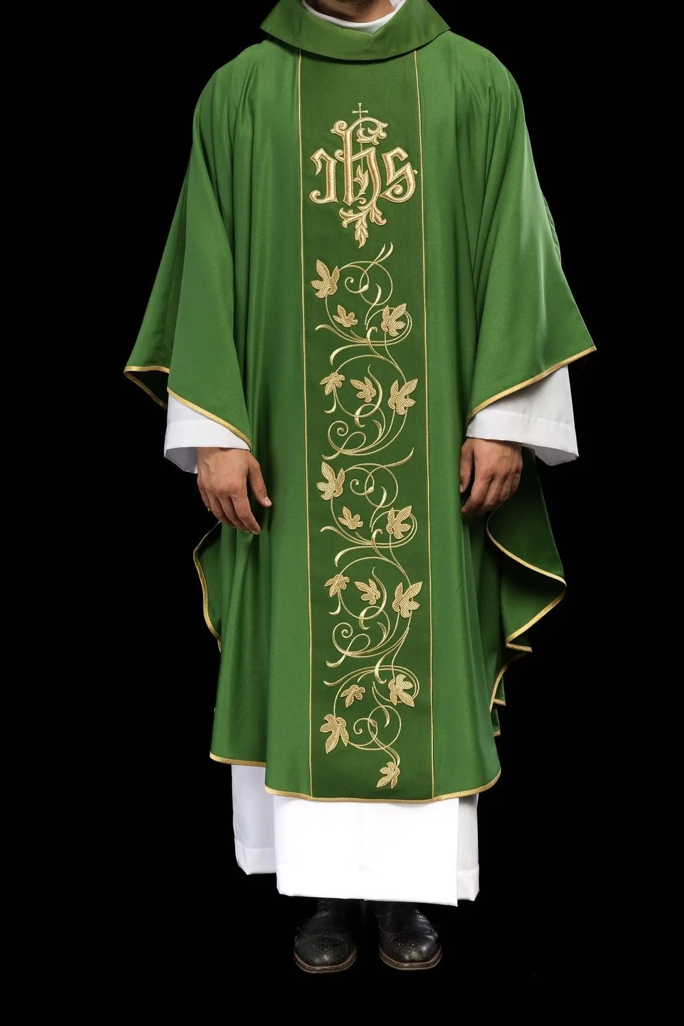 Chasuble liturgique verte avec ceinture richement décorée de motif floral et IHS