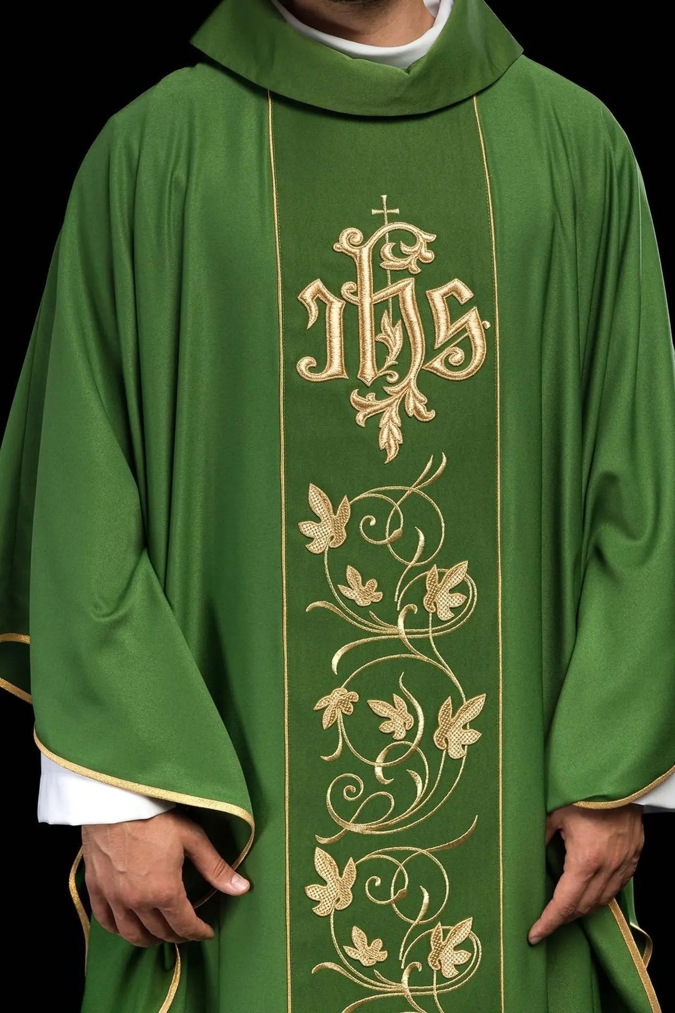 Chasuble liturgique verte avec ceinture richement décorée de motif floral et IHS