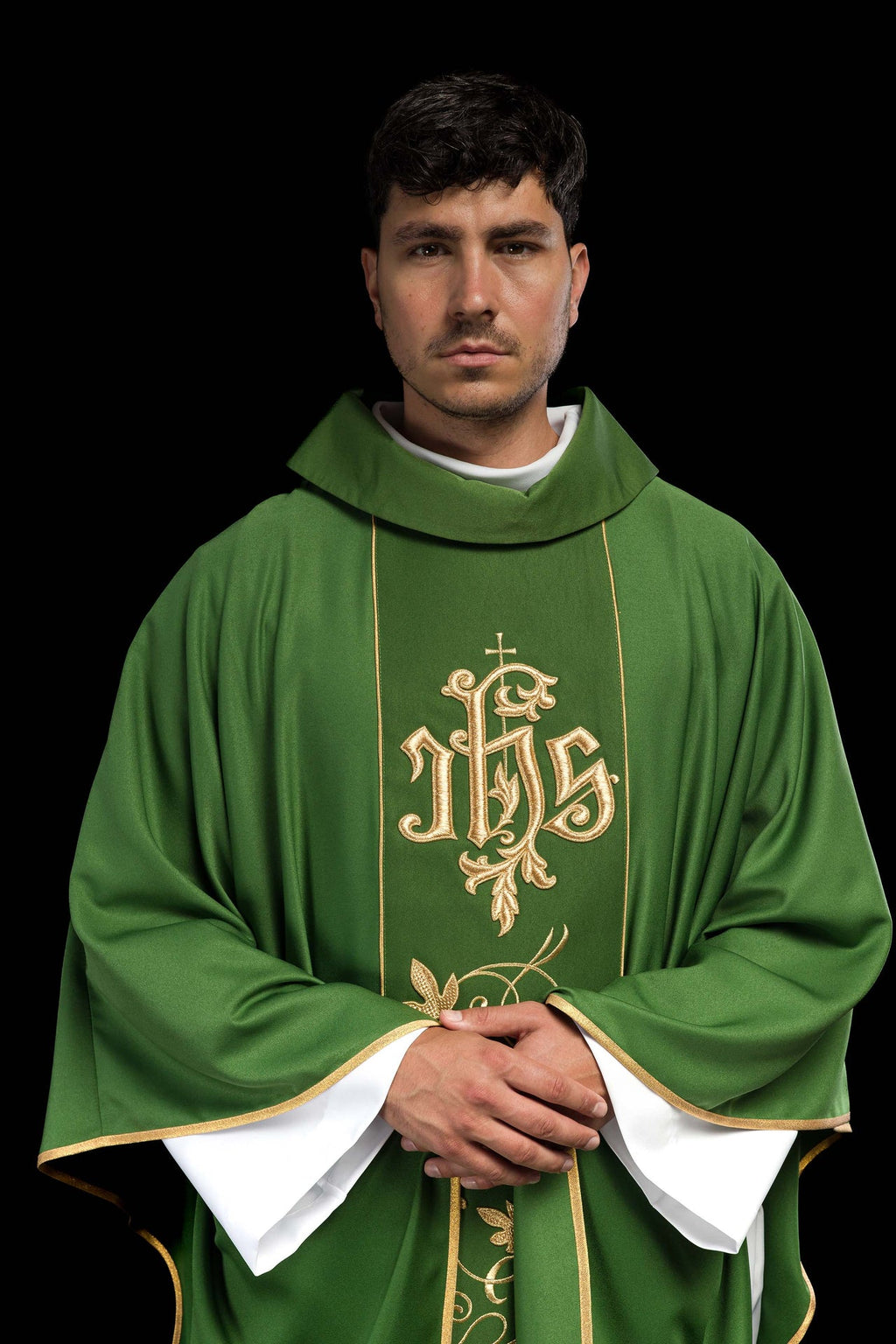 Zielony ornat liturgiczny z bogato zdobionym pasem motywem florystycznym i IHS - ORNATY.PL