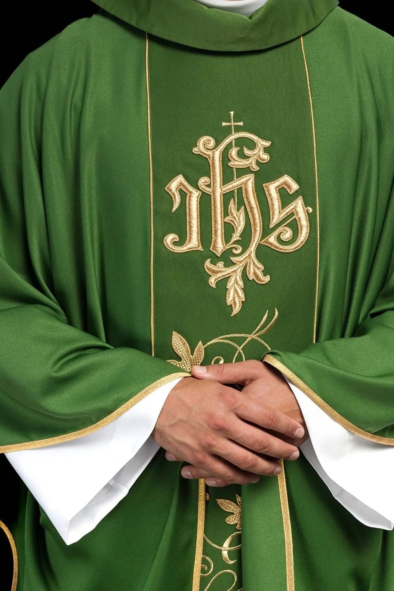 Chasuble liturgique verte avec ceinture richement décorée de motif floral et IHS