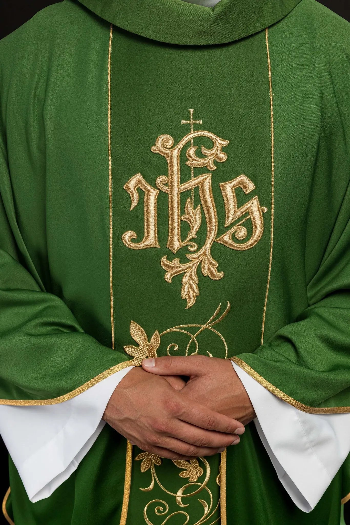 Chasuble liturgique verte avec ceinture richement décorée de motif floral et IHS