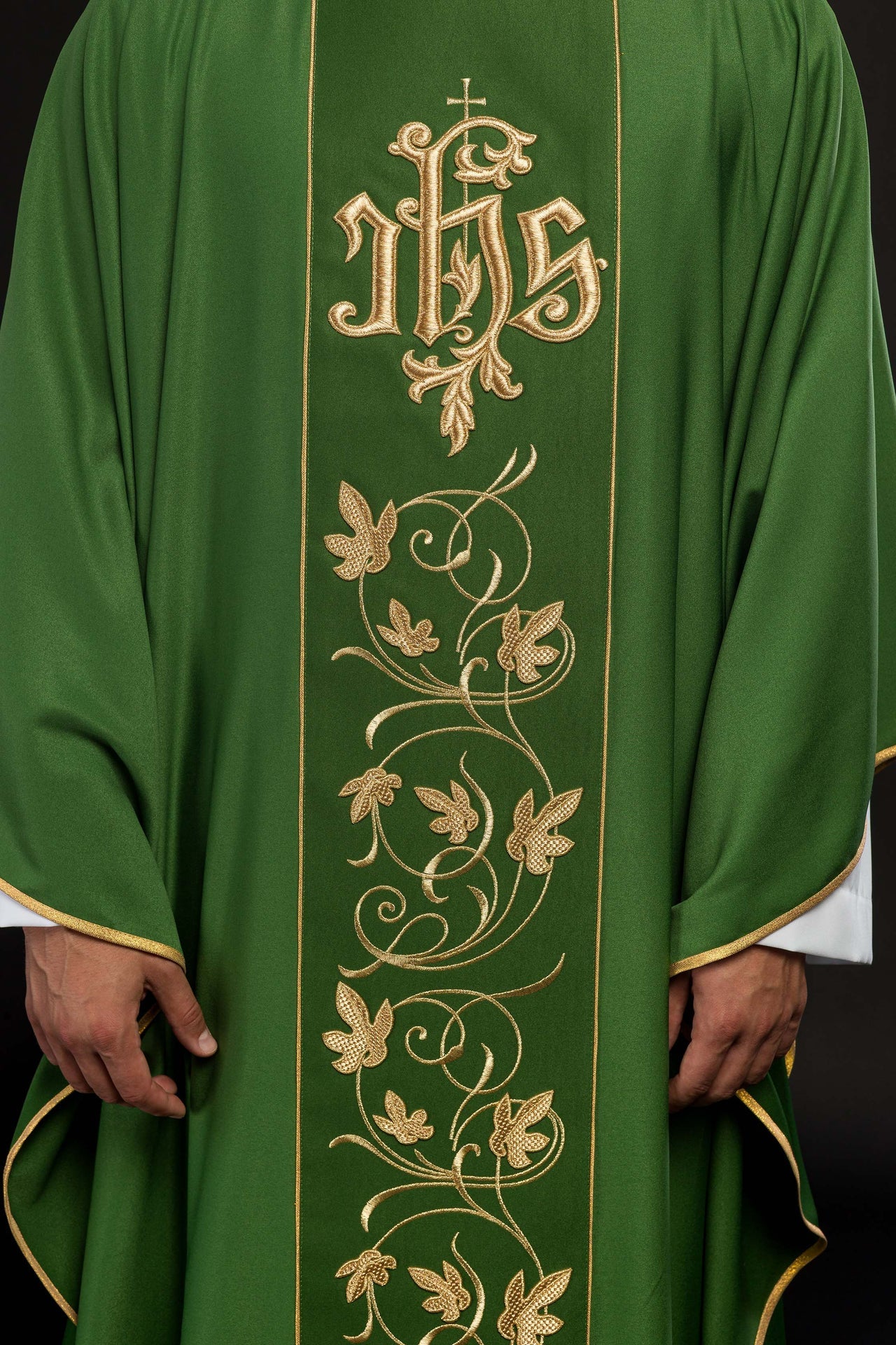 Zielony ornat liturgiczny z bogato zdobionym pasem motywem florystycznym i IHS - ORNATY.PL
