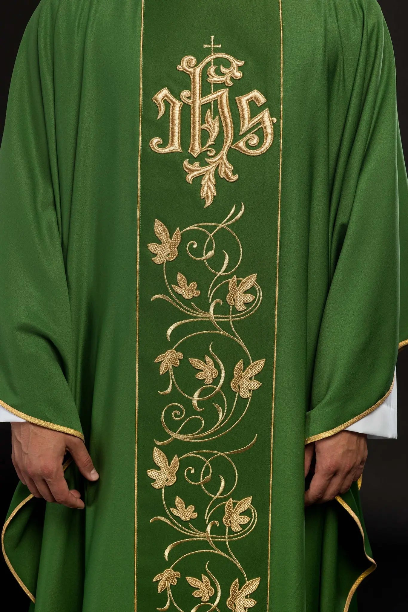 Chasuble liturgique verte avec ceinture richement décorée de motif floral et IHS