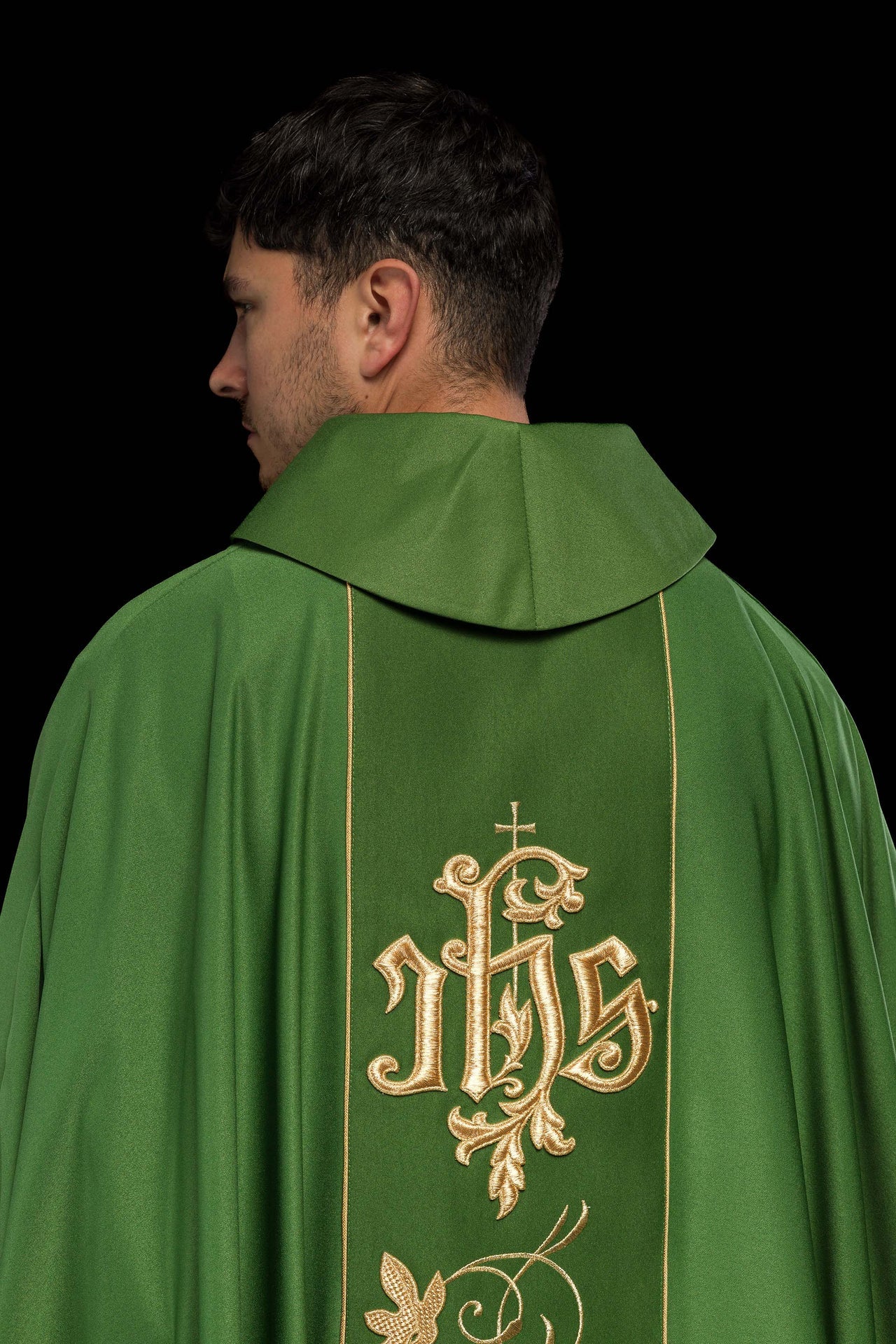 Zielony ornat liturgiczny z bogato zdobionym pasem motywem florystycznym i IHS - ORNATY.PL