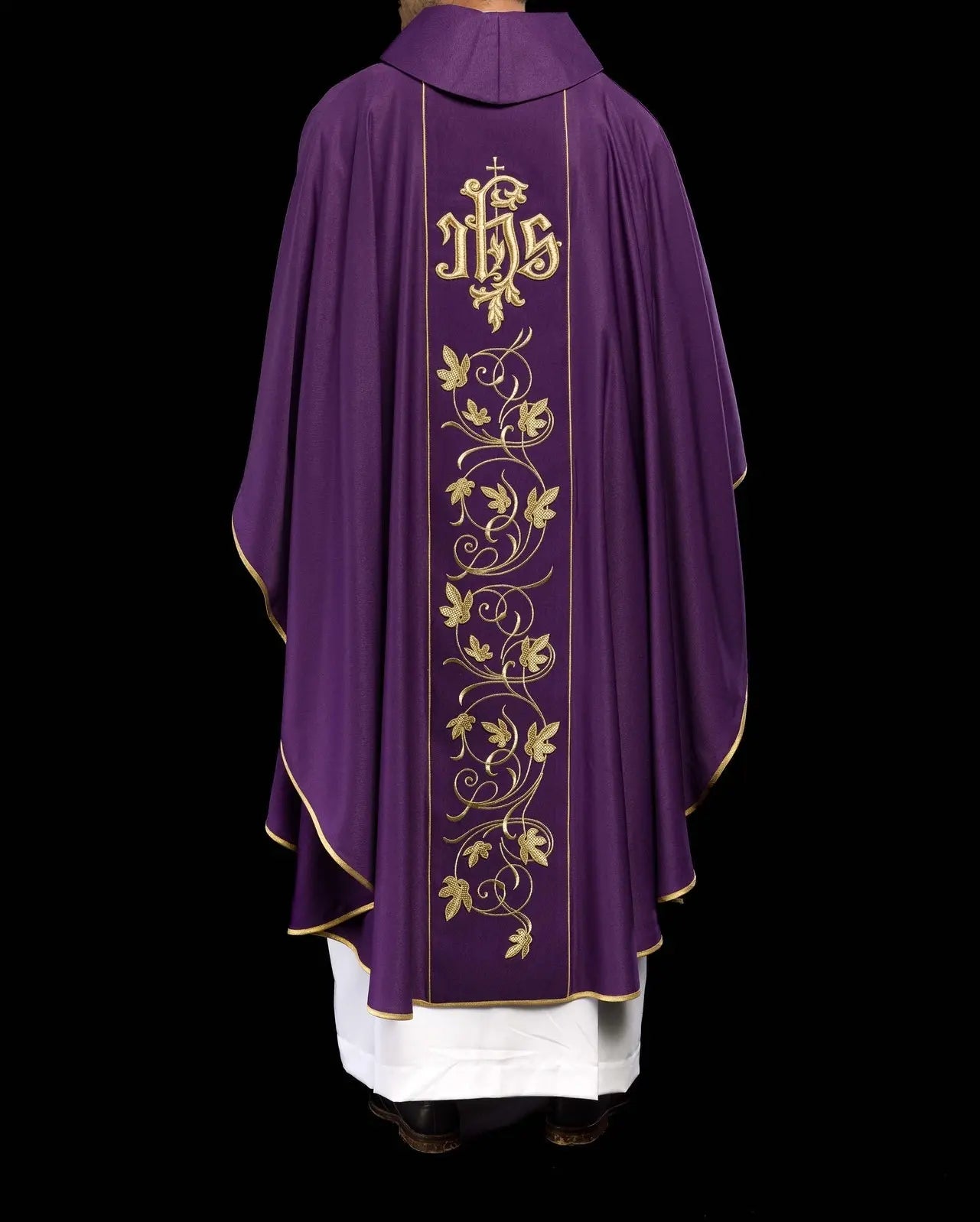 Chasuble liturgique violette avec ceinture richement décorée de motif floral et IHS