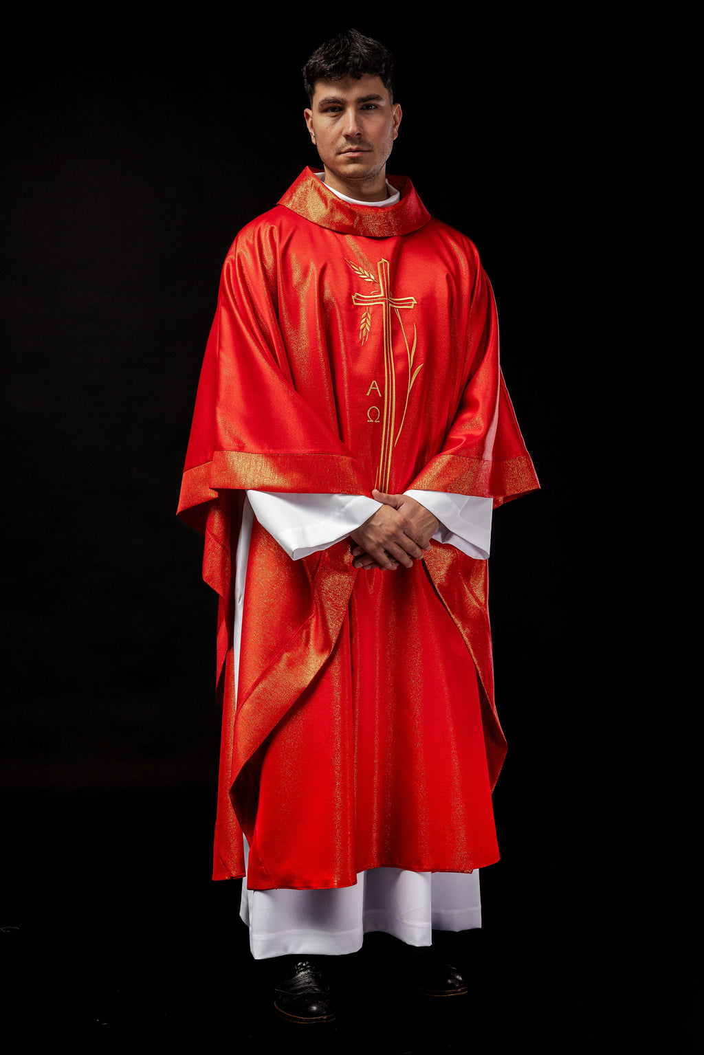 Chasuble avec croix et motif d'oreille en rouge