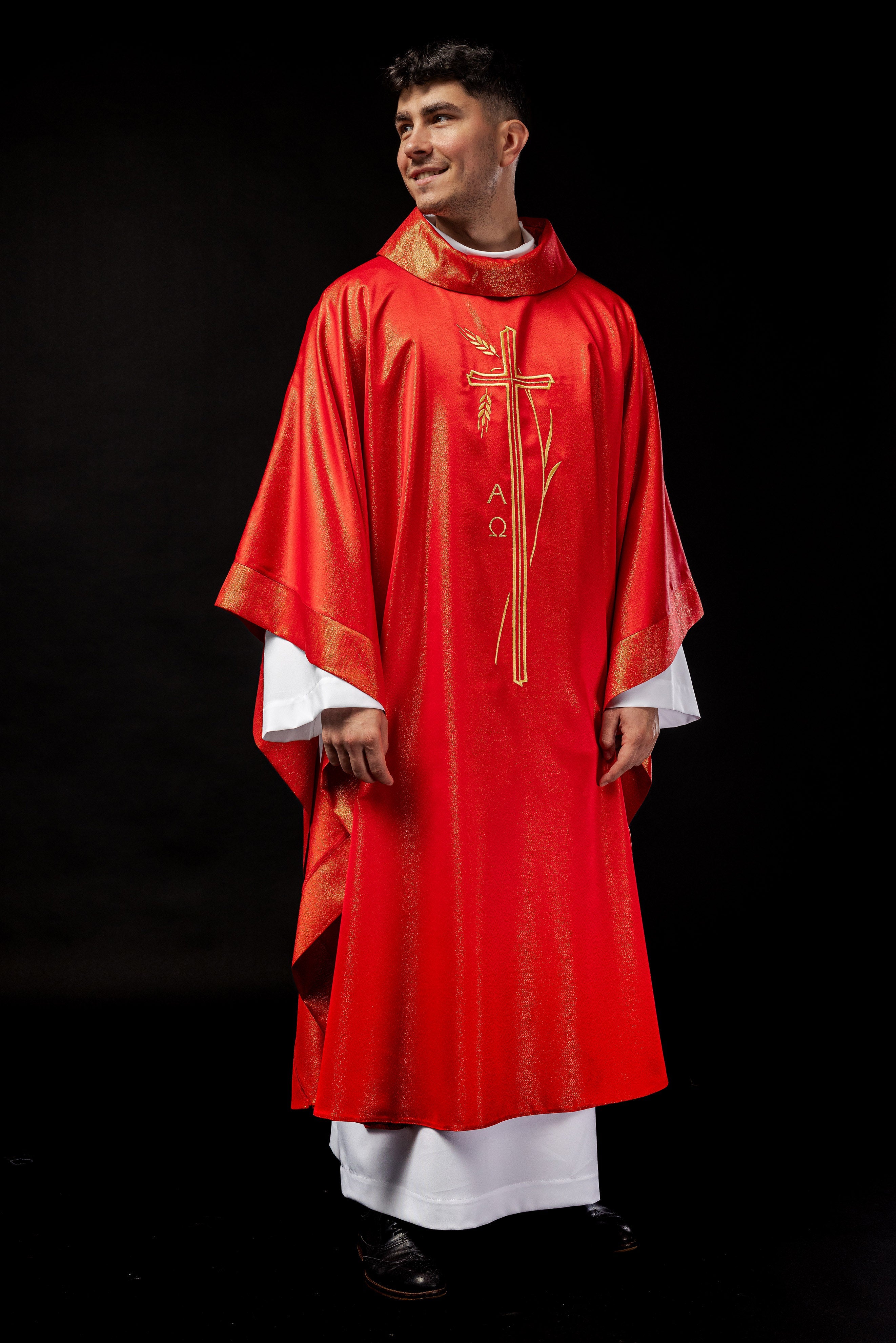 Chasuble avec croix et motif d'oreille en rouge