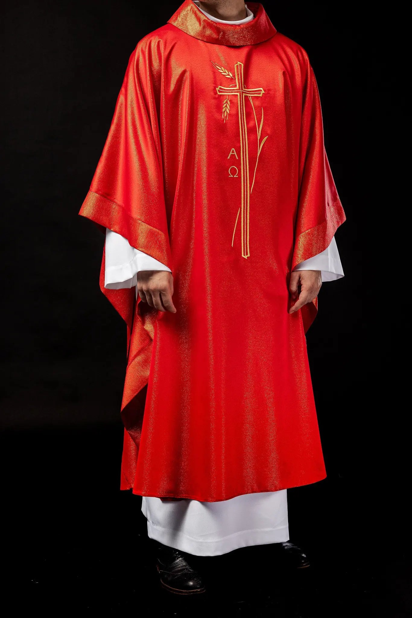 Chasuble avec croix et motif d'oreille en rouge