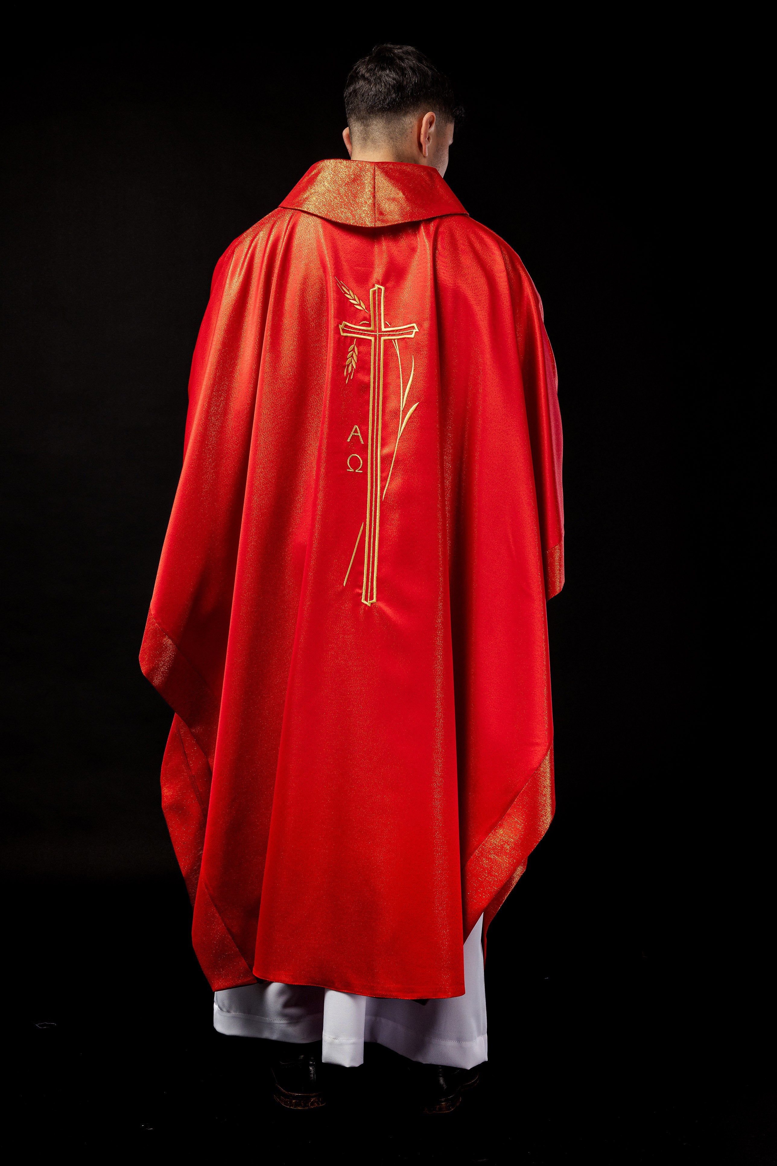 Chasuble avec croix et motif d'oreille en rouge