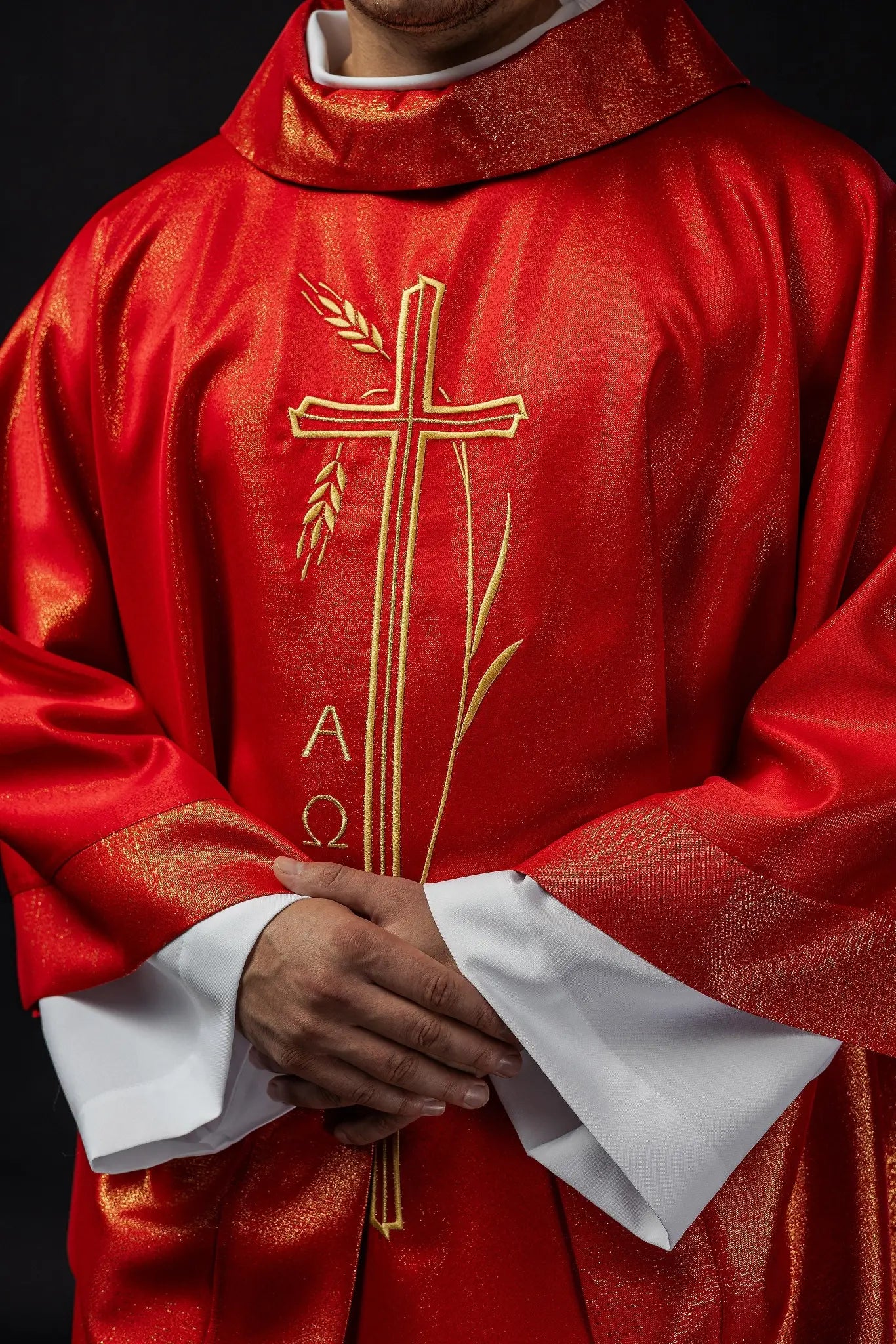 Chasuble avec croix et motif d'oreille en rouge