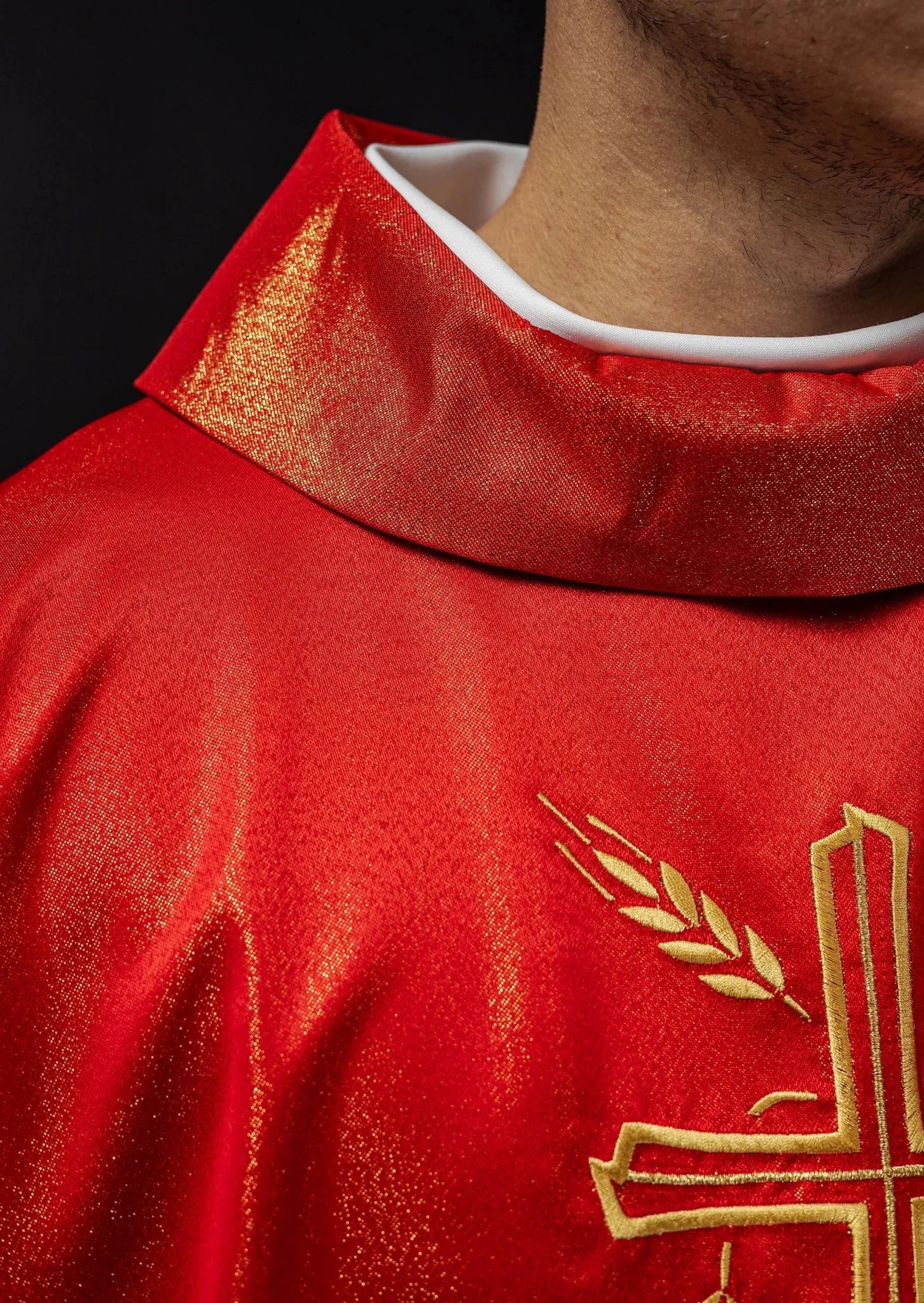Chasuble avec croix et motif d'oreille en rouge