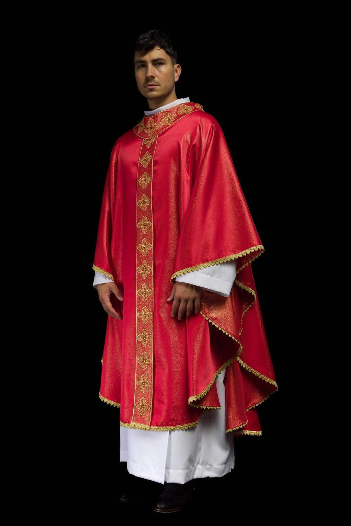 Ornat w kolorze czerwonym z haftowanym pasem i kołnierzem ozdobiony kamieniami - ORNATY.PL