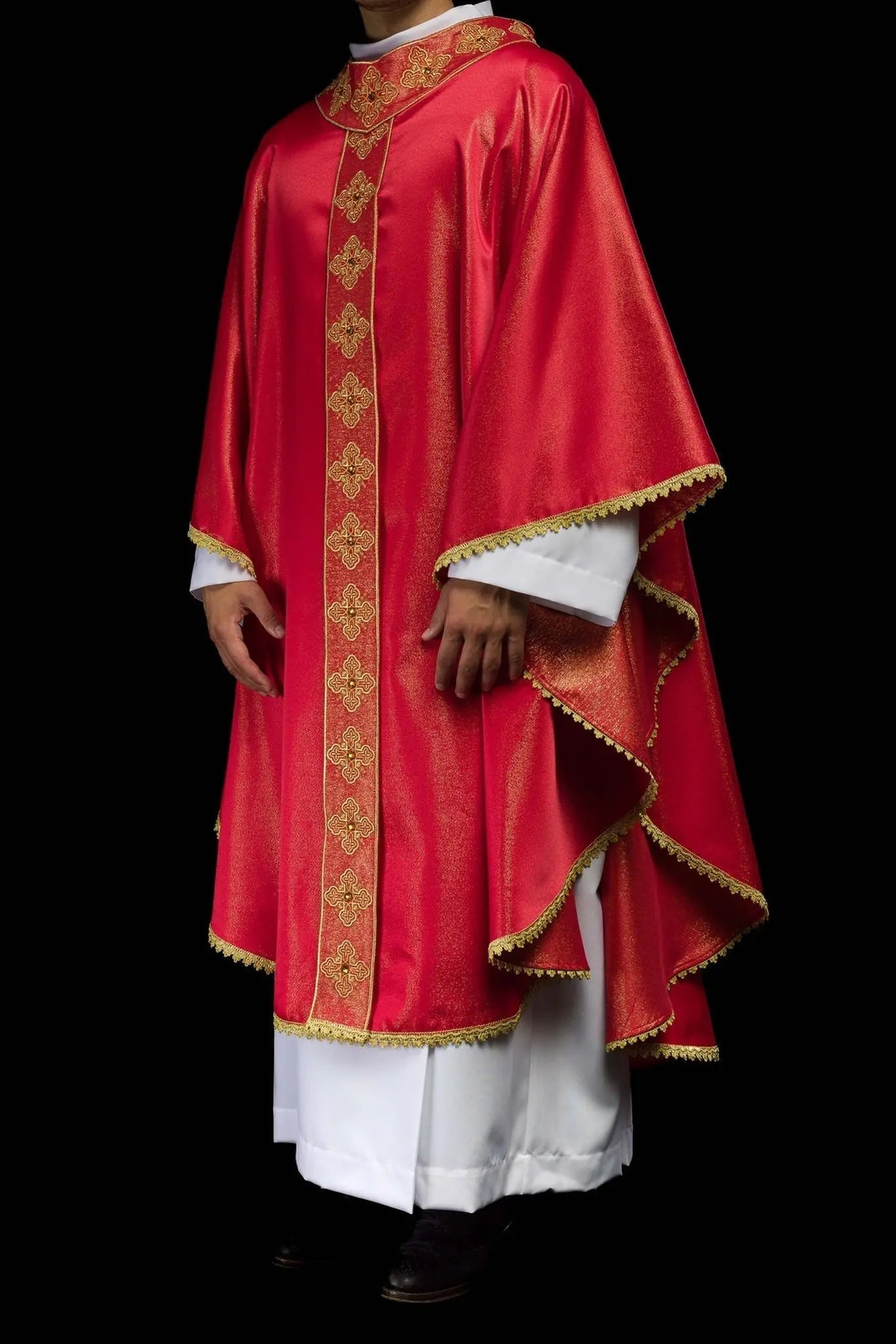 Chasuble rouge avec ceinture brodée et col décoré de pierres