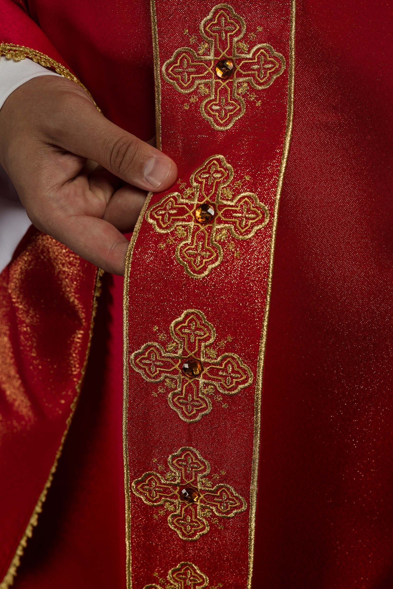 Ornat w kolorze czerwonym z haftowanym pasem i kołnierzem ozdobiony kamieniami - ORNATY.PL