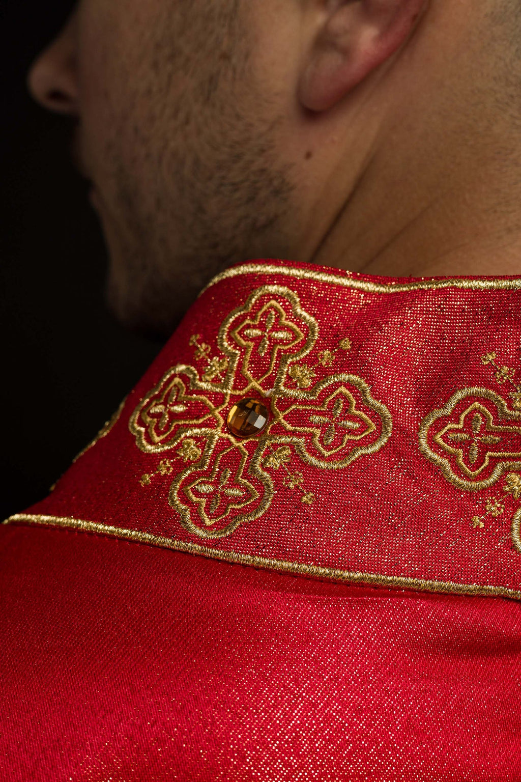 Ornat w kolorze czerwonym z haftowanym pasem i kołnierzem ozdobiony kamieniami - ORNATY.PL