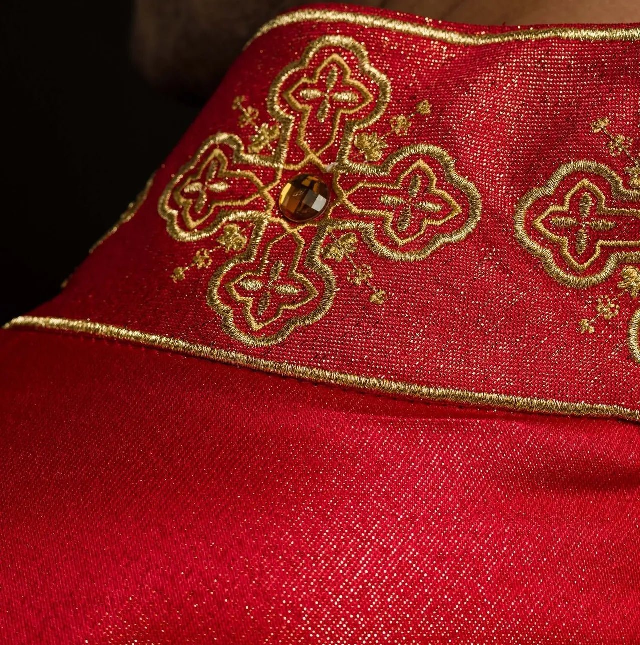 Chasuble rouge avec ceinture brodée et col décoré de pierres