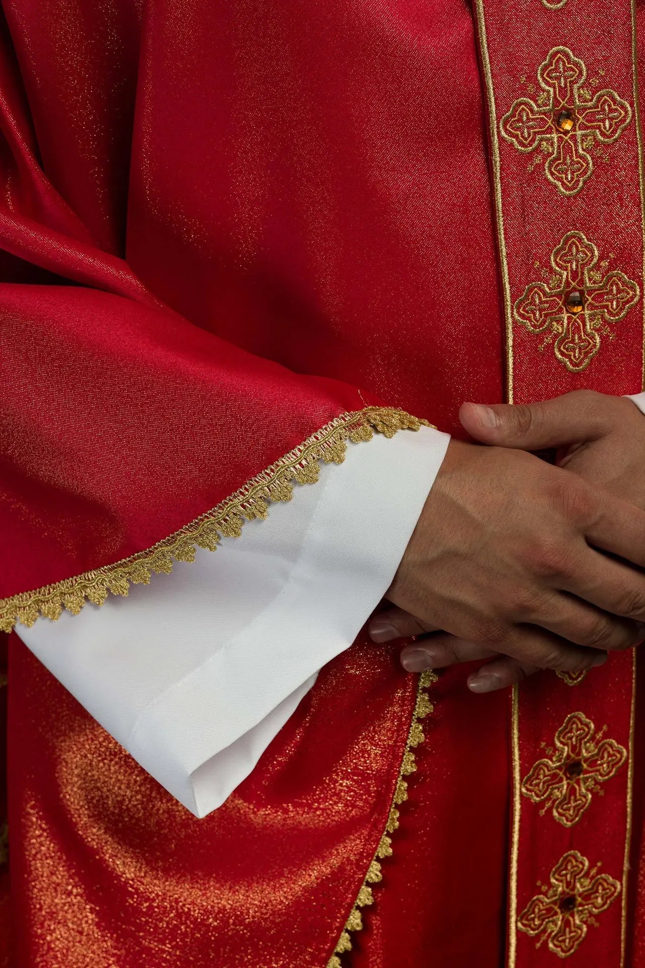 Chasuble rouge avec ceinture brodée et col décoré de pierres