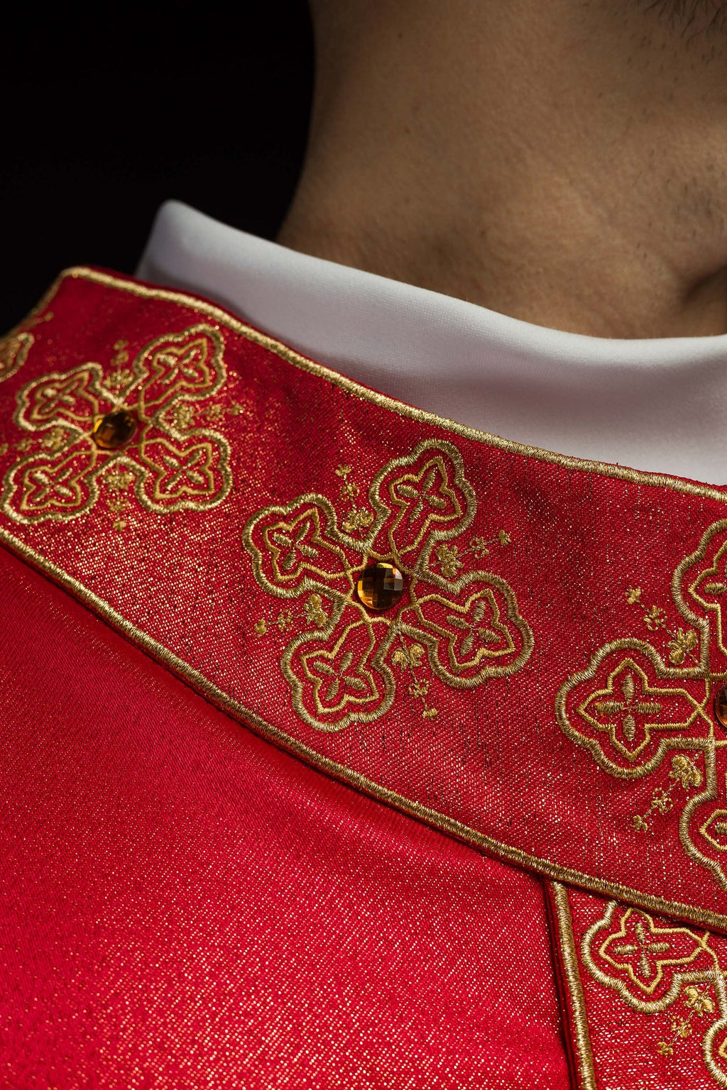 Ornat w kolorze czerwonym z haftowanym pasem i kołnierzem ozdobiony kamieniami - ORNATY.PL