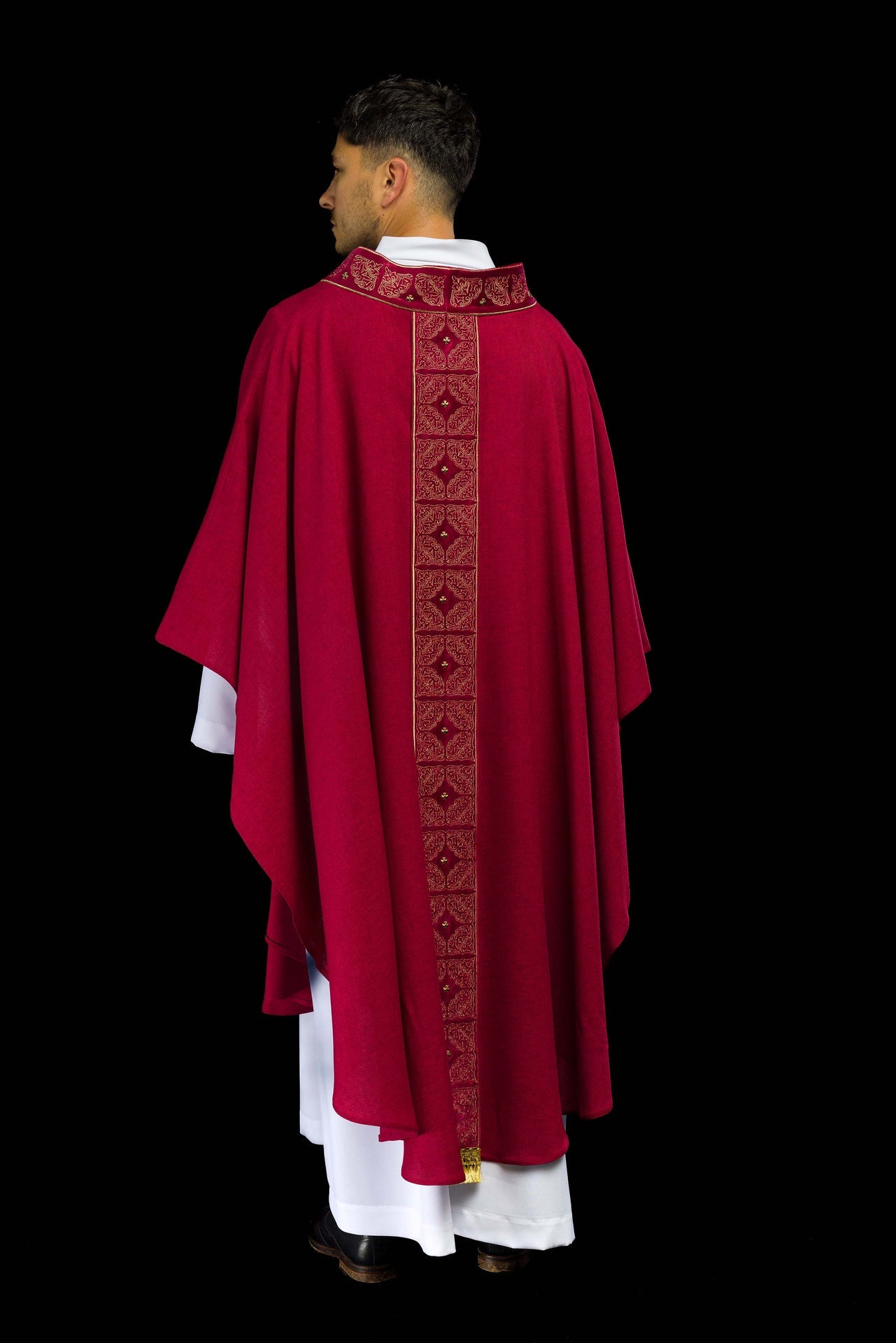 Ornat z bogato haftowanym pasem i kołnierzem w kolorze czerwonym - ORNATY.PL