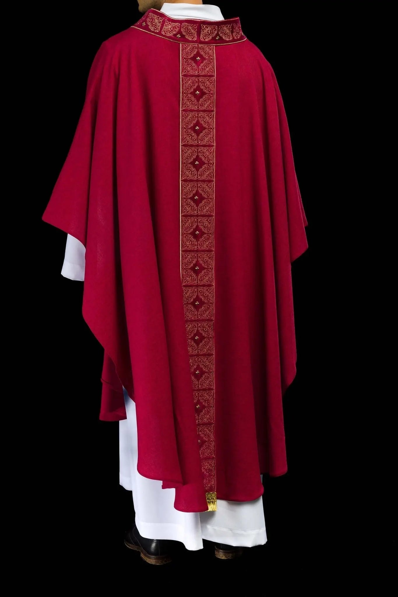 Chasuble avec ceinture et col richement brodés en rouge