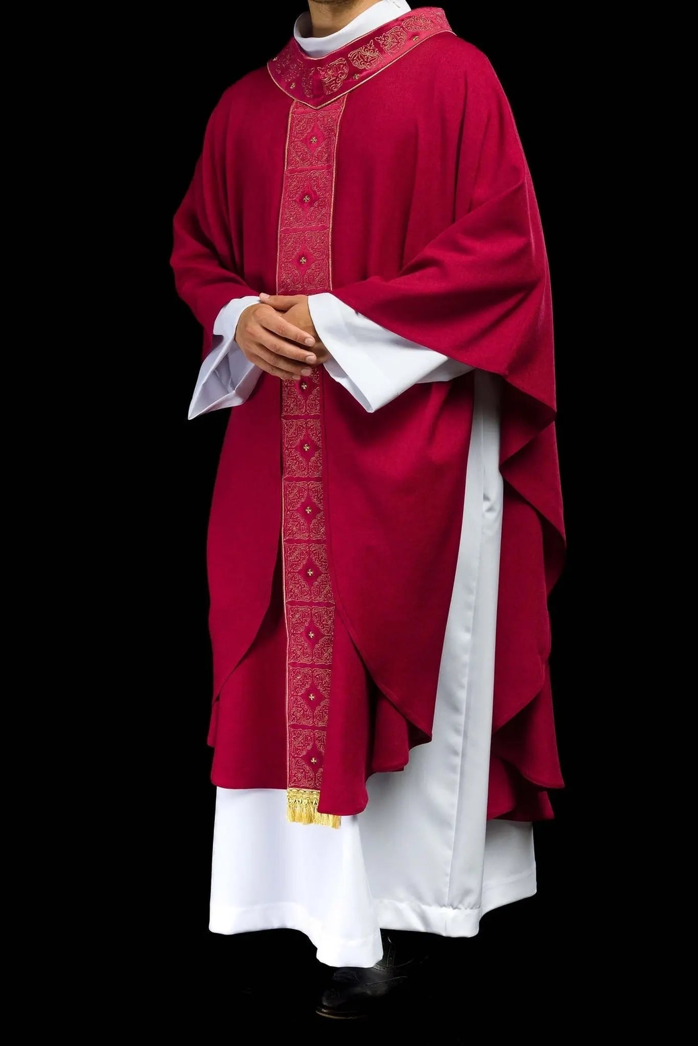 Chasuble avec ceinture et col richement brodés en rouge